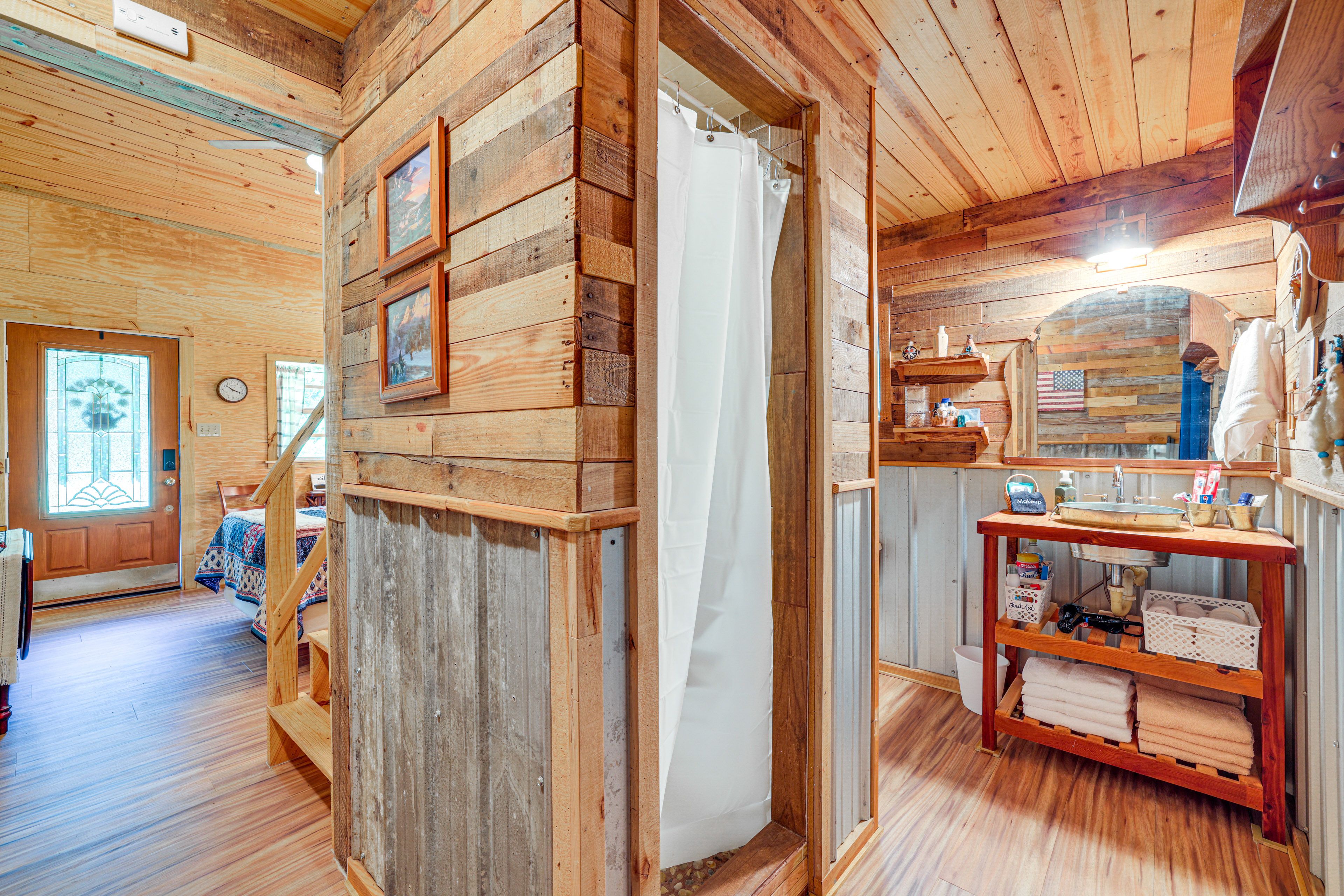 Full Bathroom | 1st Floor | Complimentary Toiletries