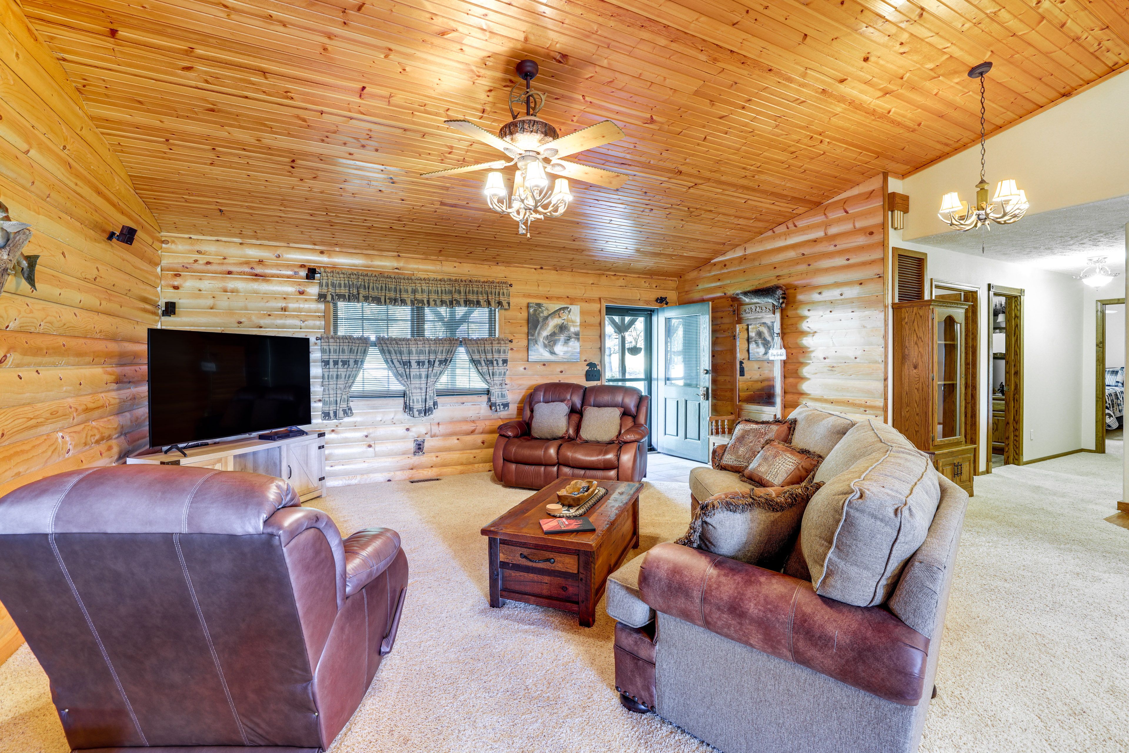 Living Room | Smart TV | Xbox 360 | DVD Player | Free WiFi | Main Level