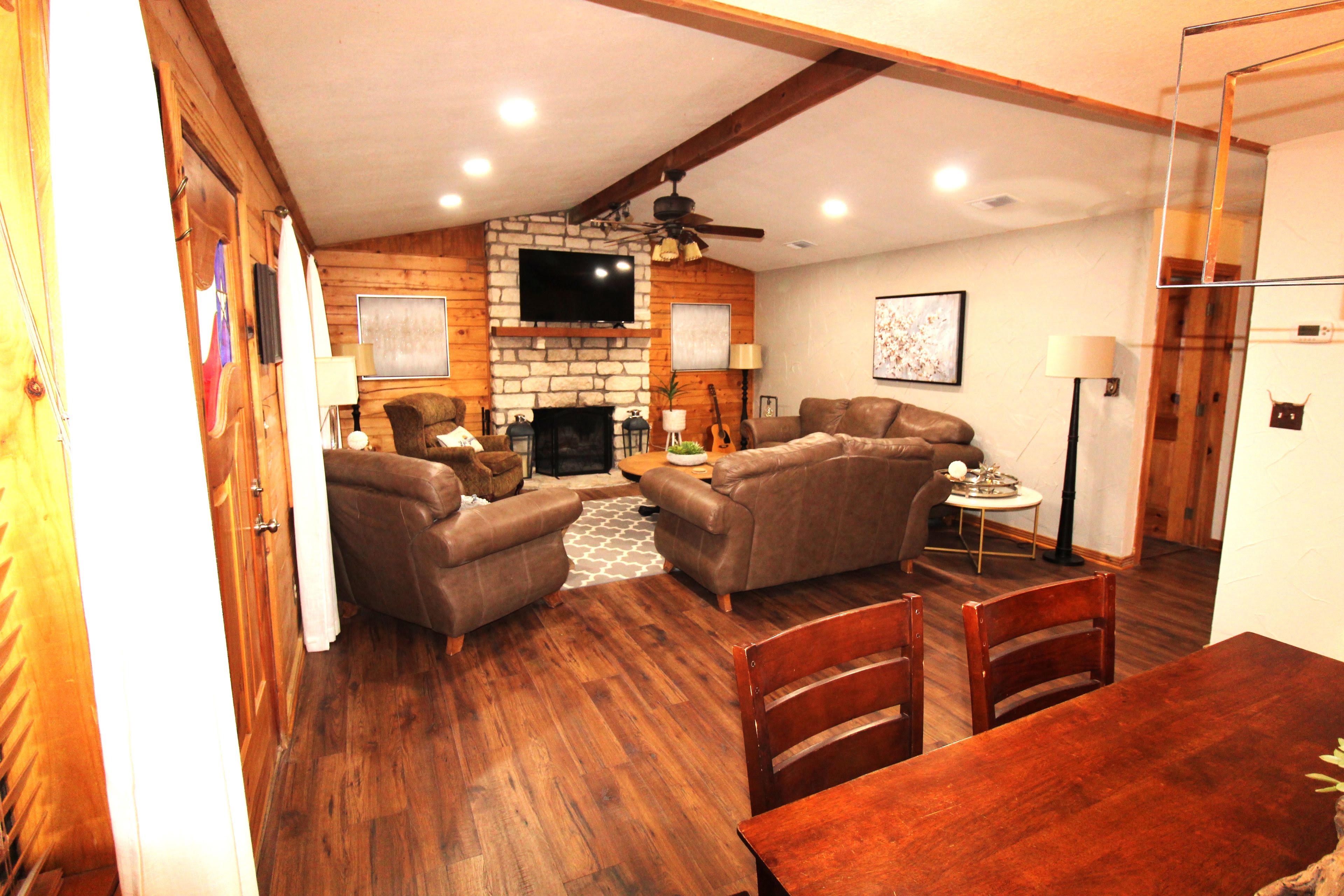 6-Person Dining Table | Dishware/Flatware