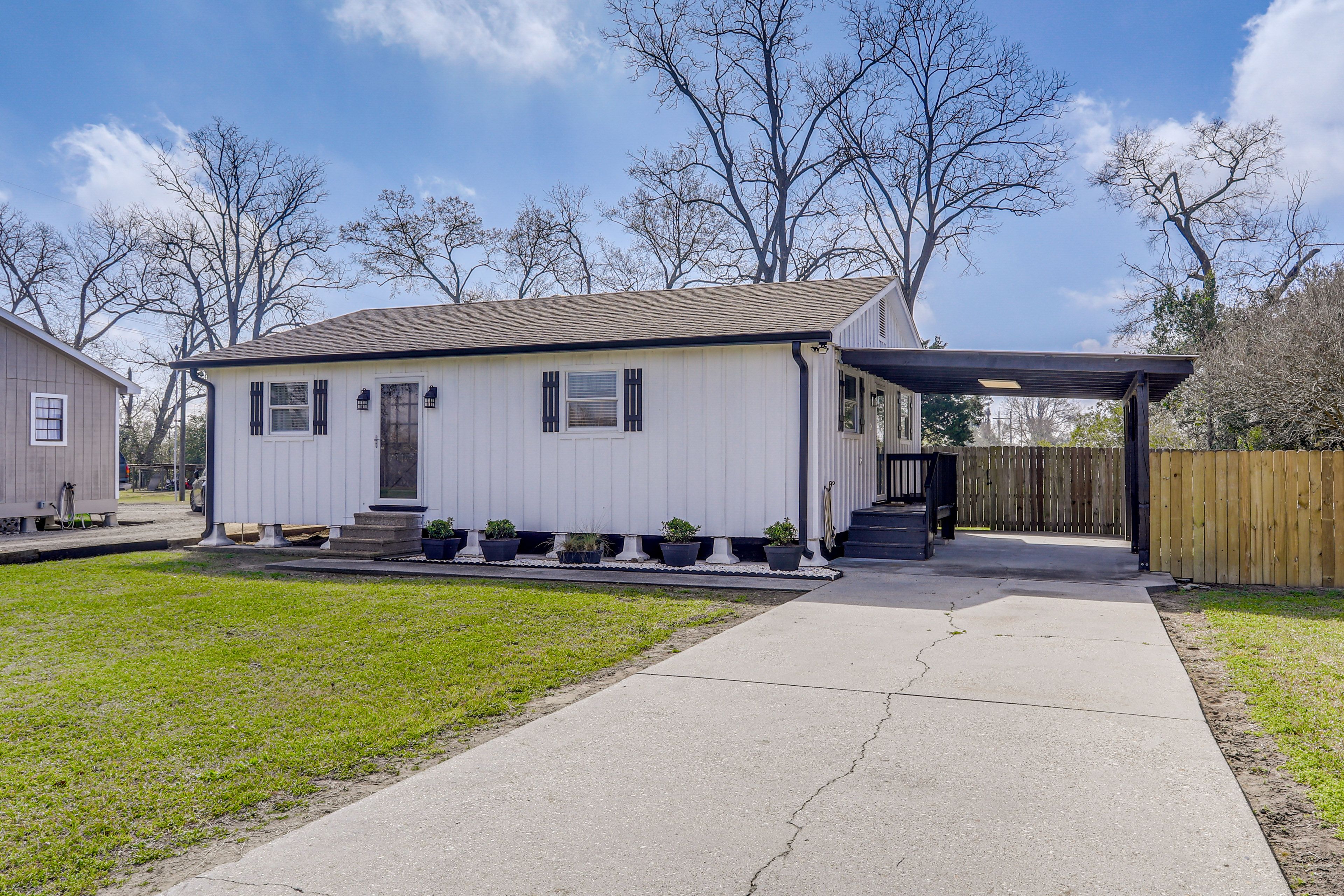 Parking | Carport (1 Vehicle) | Driveway (4 Vehicles)
