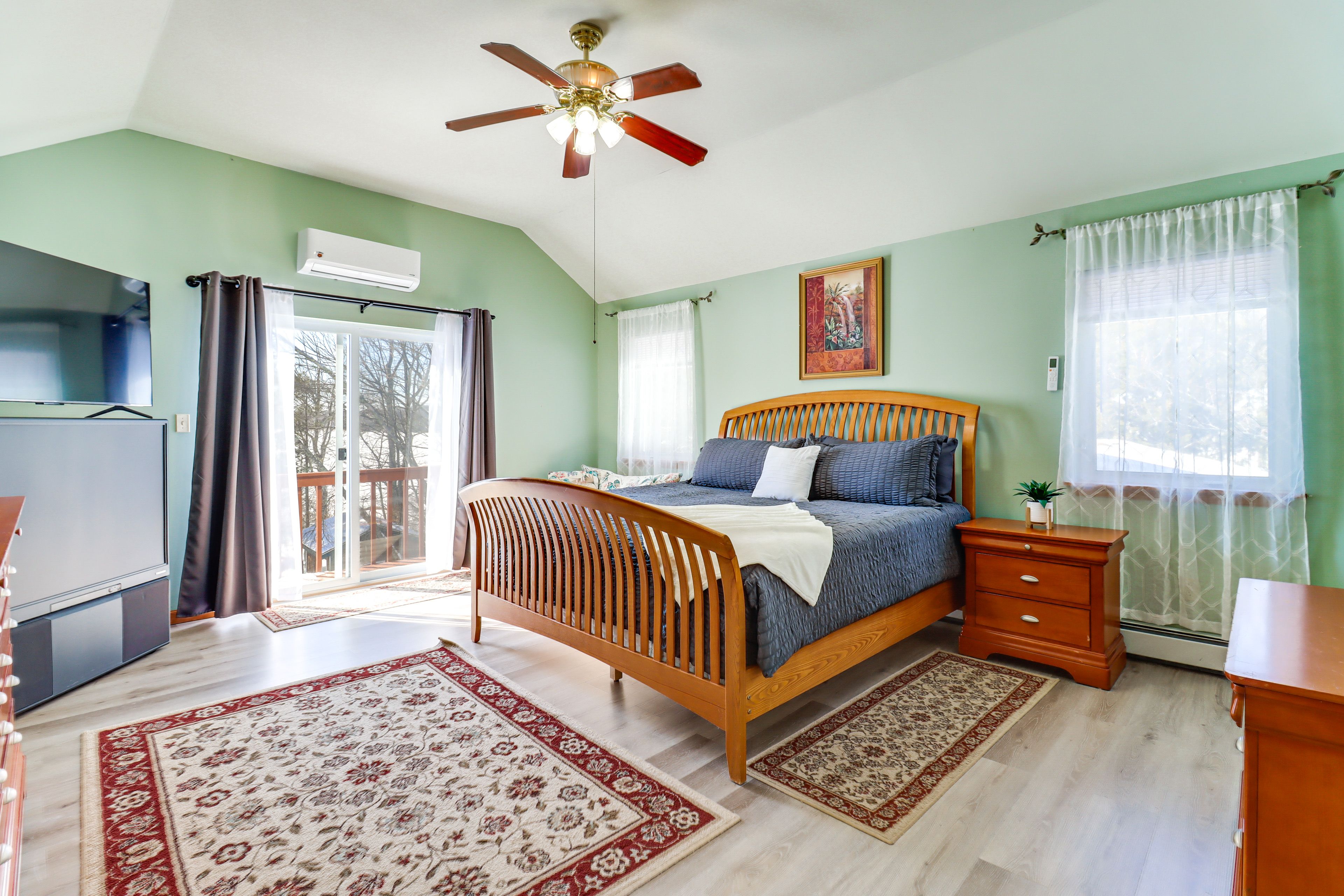 Bedroom 1 | King Bed | TV | 2nd Floor