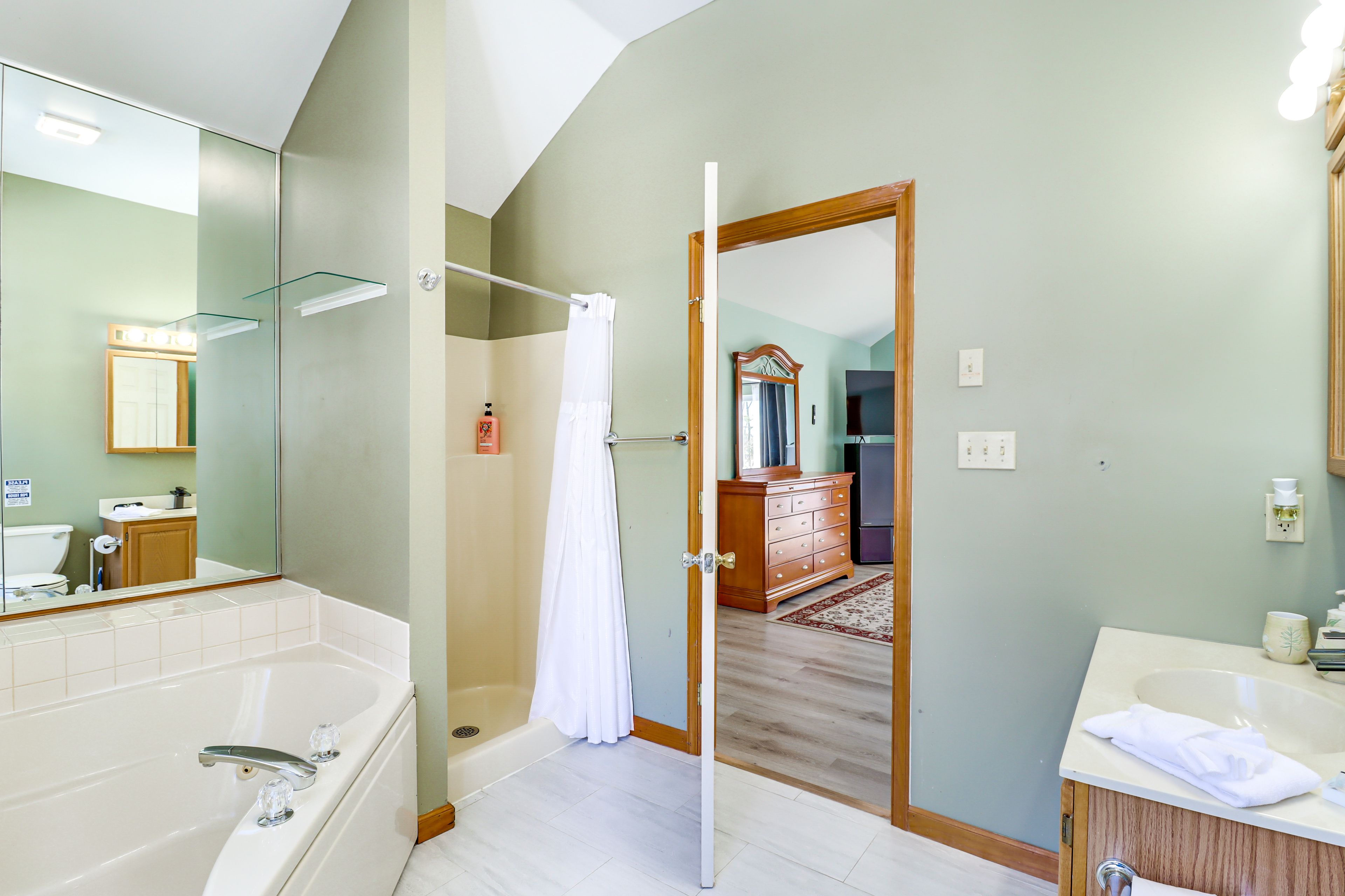 En-Suite Bathroom | Jetted Tub | 2nd Floor