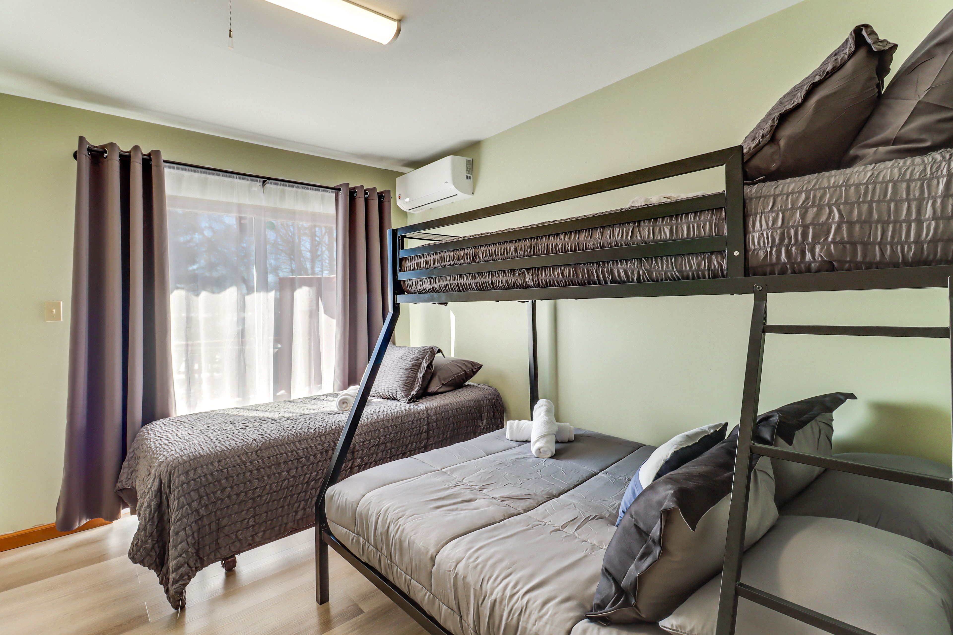 Bedroom 3 | Twin/Queen Bunk Bed | Twin Bed | 1st Floor