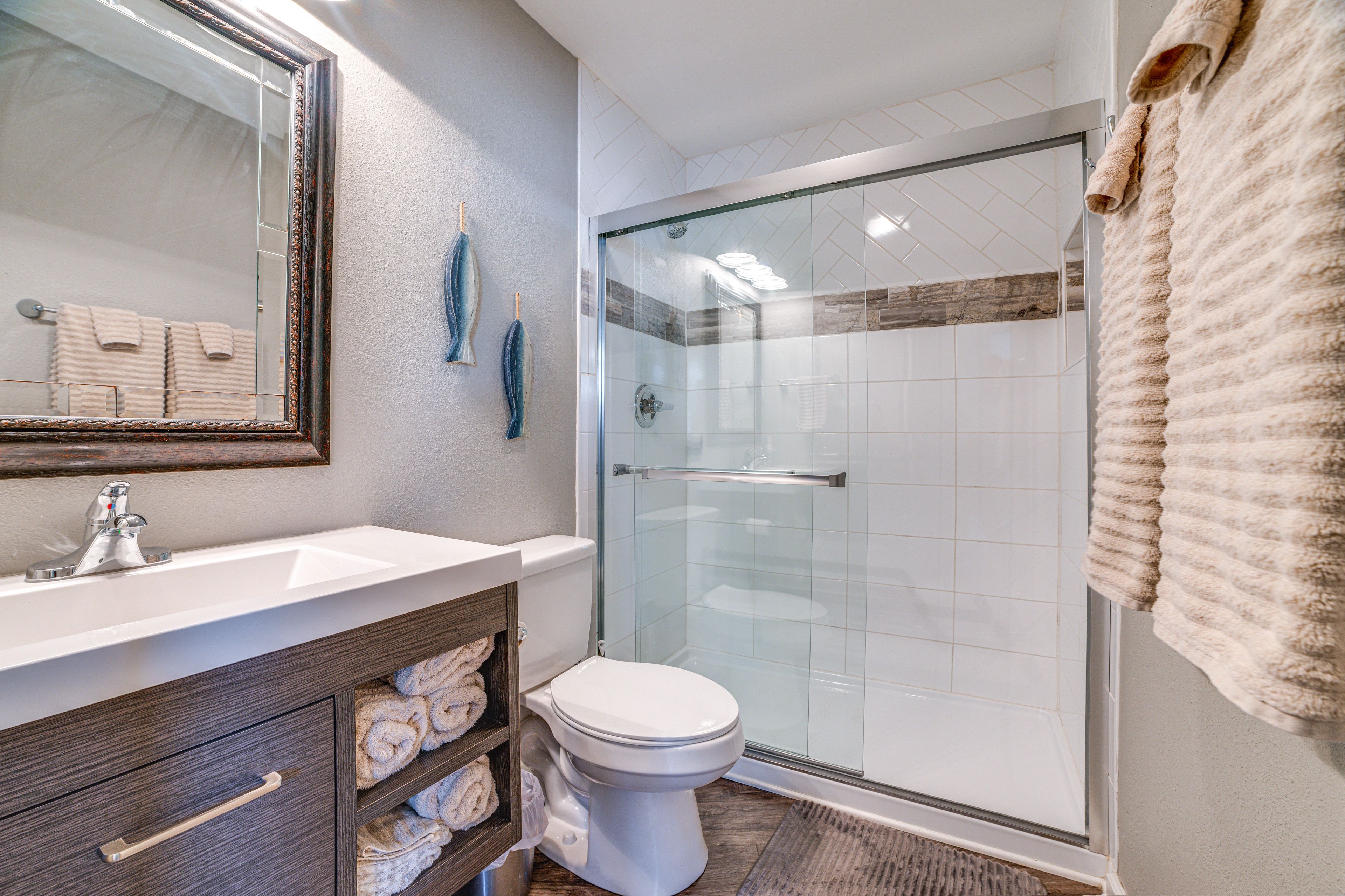 Full Bathroom | Complimentary Toiletries | Towels Provided | Main Level