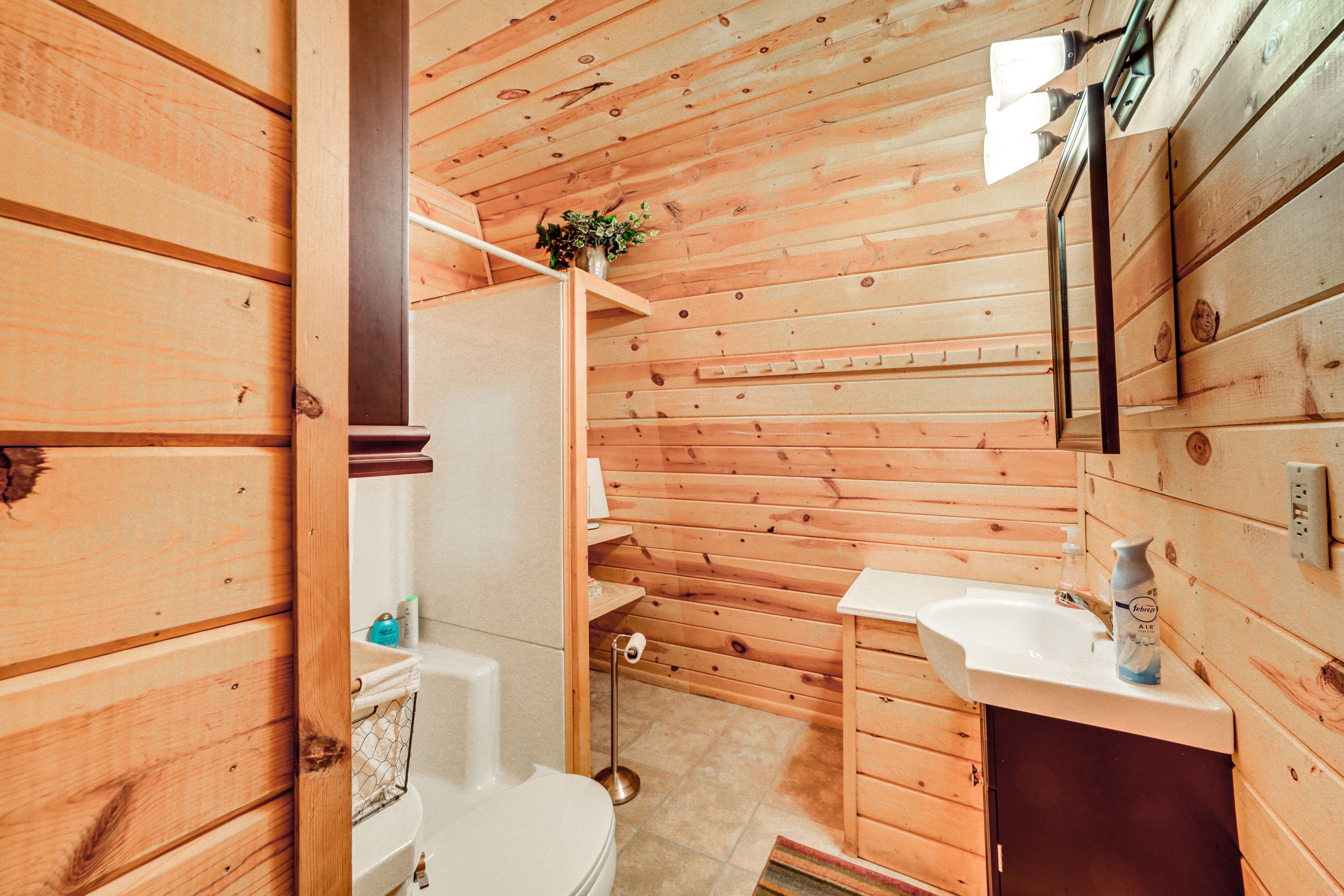 Full Bathroom | 1st Floor | Towels Provided | Complimentary Toiletries