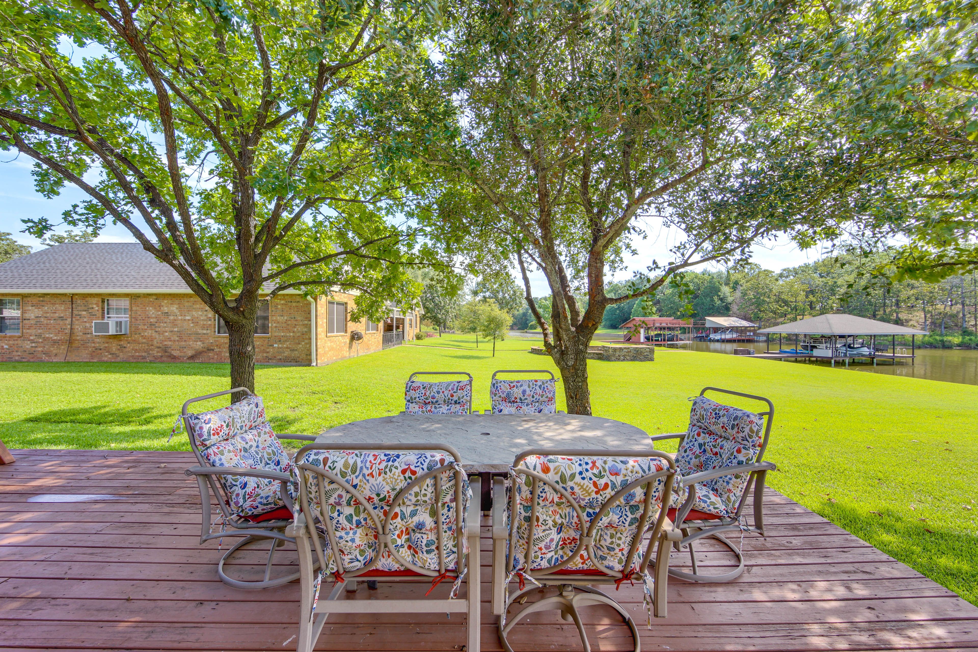 Deck | Dining Area | Gas Grill | Evaporated Water Cooler