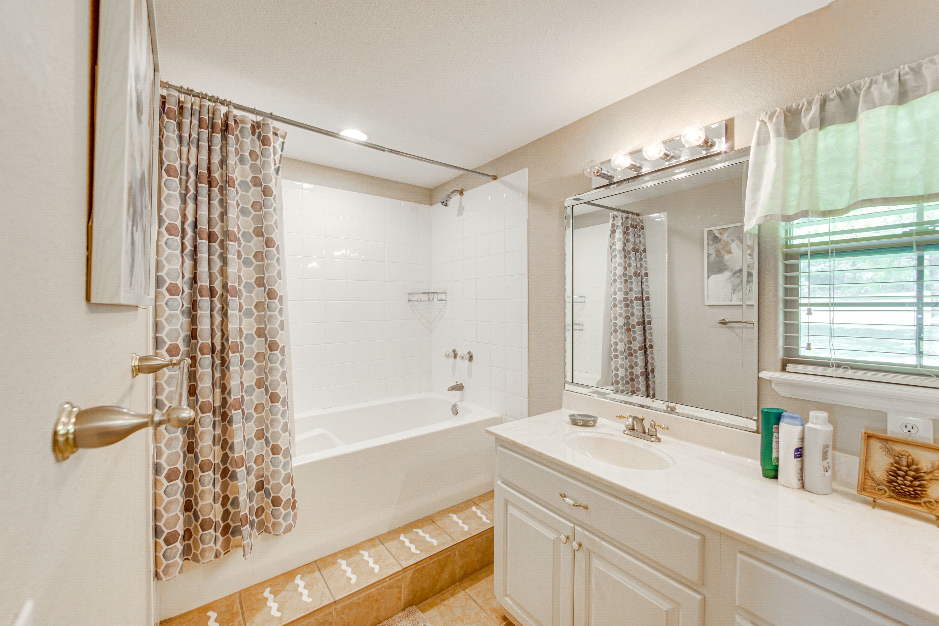 En-Suite Bathroom | Towels Provided | Complimentary Toiletries