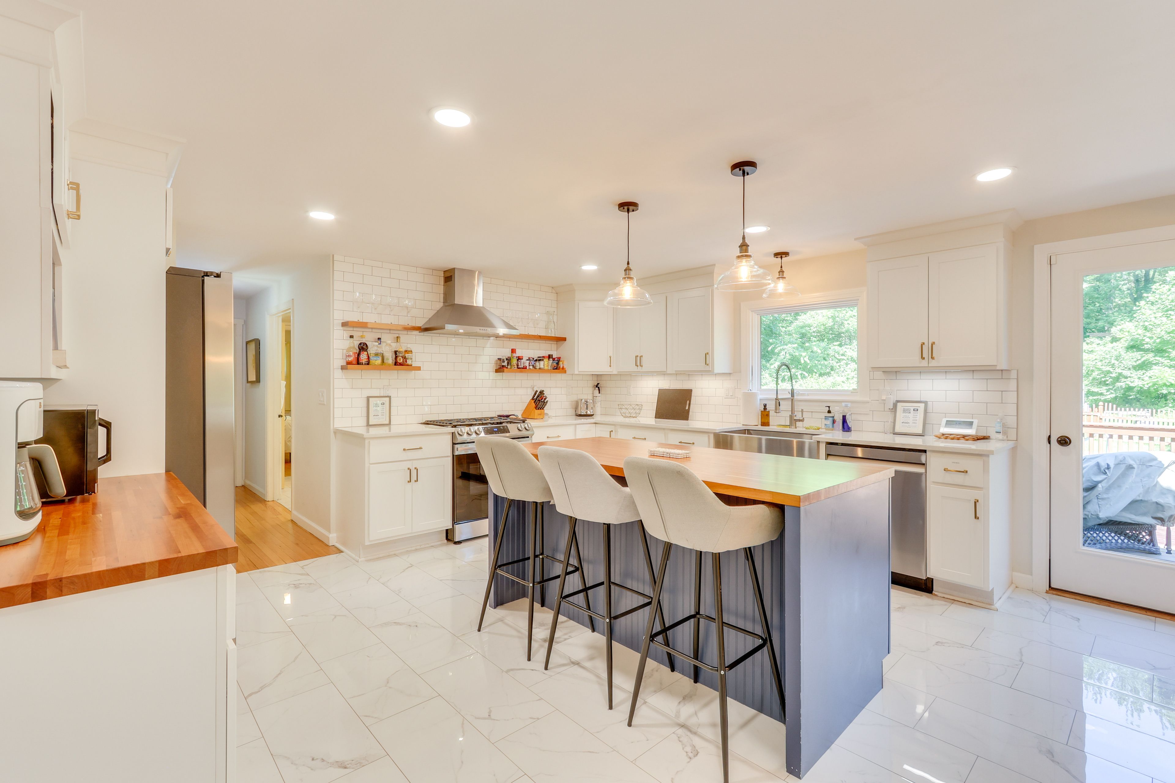 Kitchen | Breakfast Bar | Dishwasher