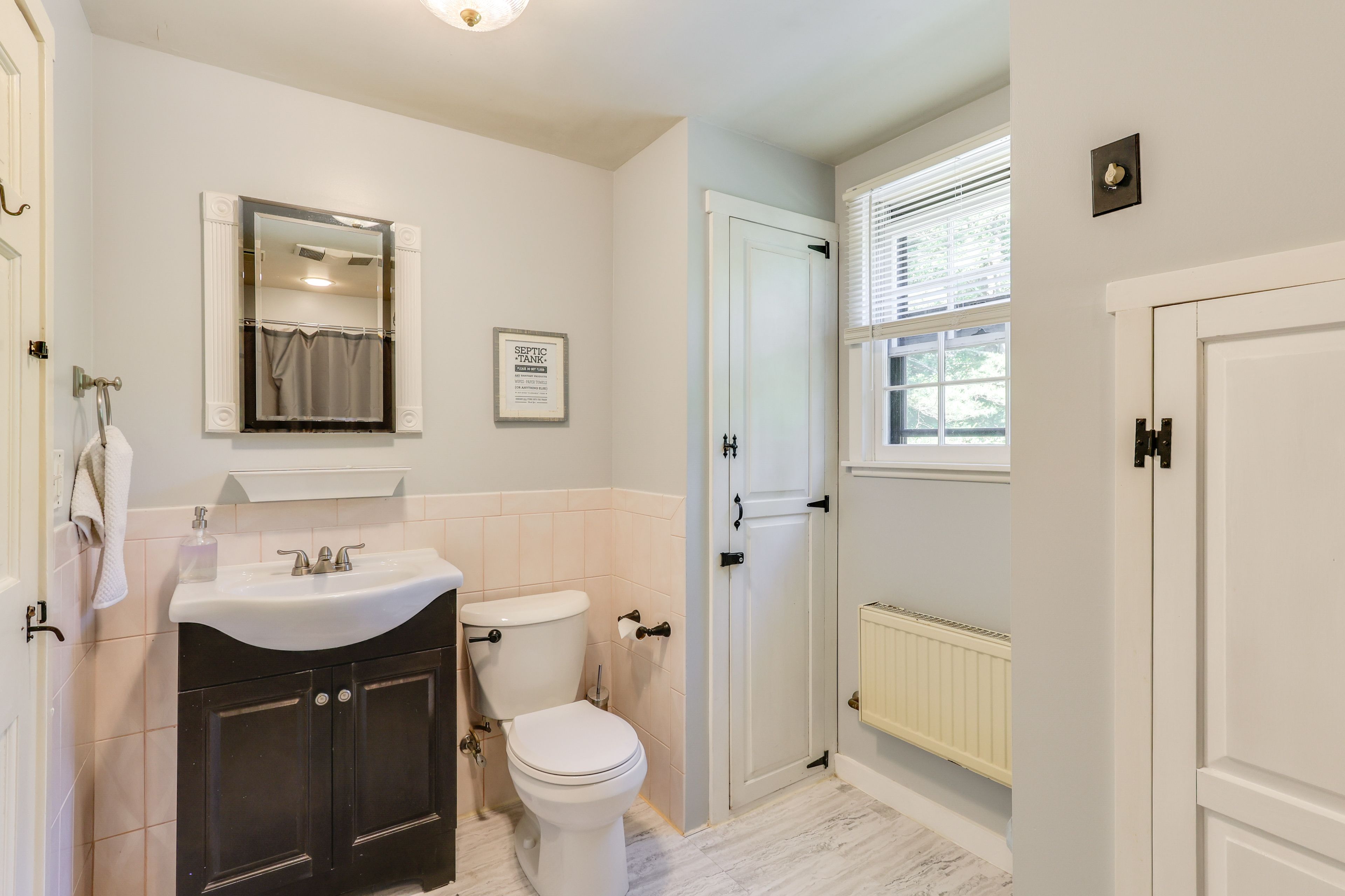 Full Bathroom | Shower | Towels Provided | Upper Level