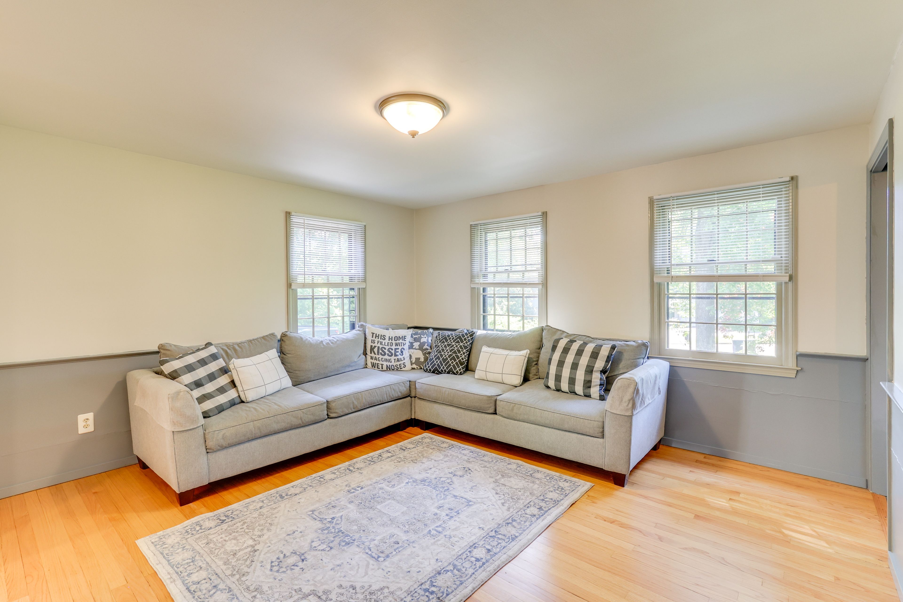 Living Room | Flat-Screen TV | Free WiFi | A/C | Central Heating | Main Level