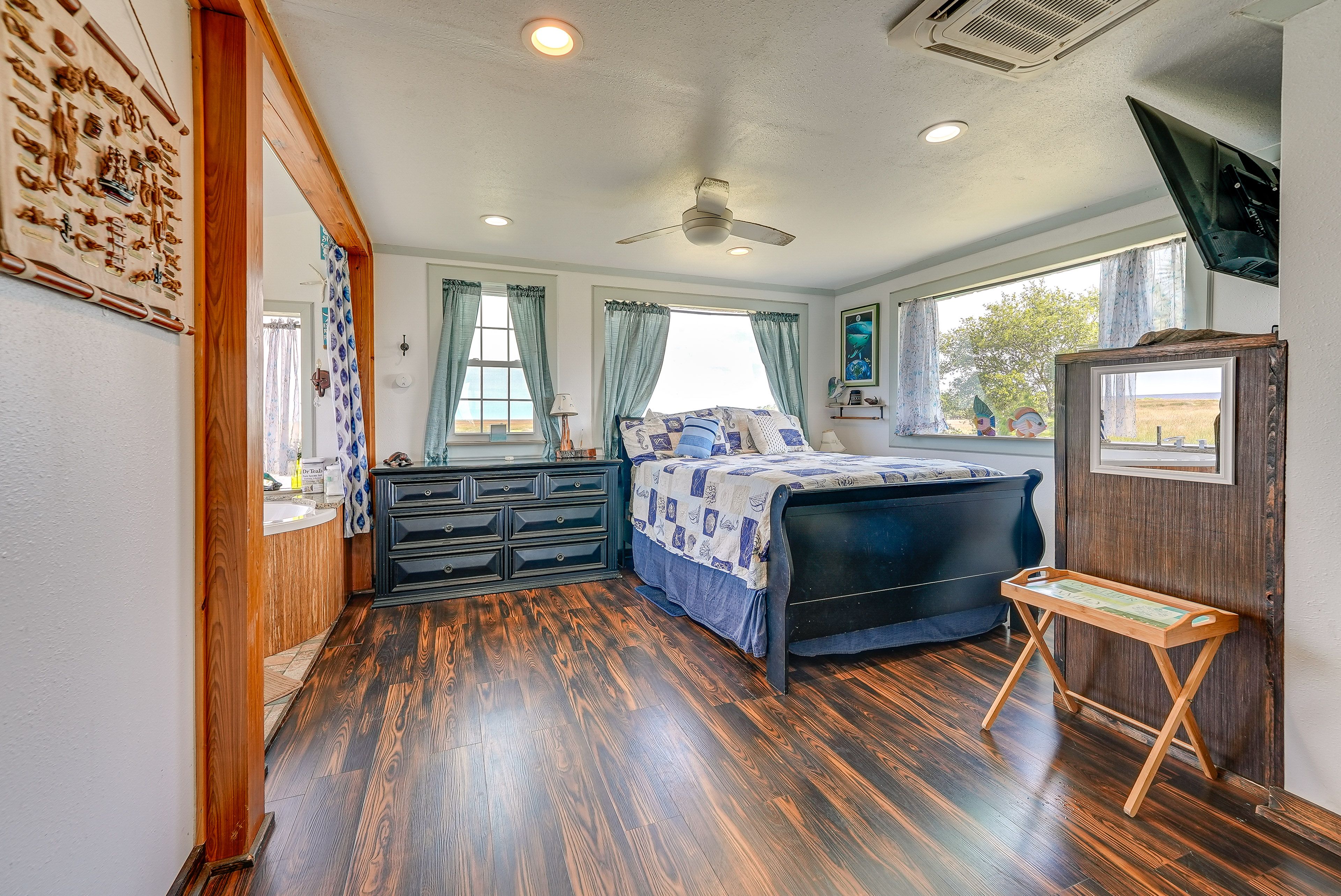 Sleeping Area | Queen Bed