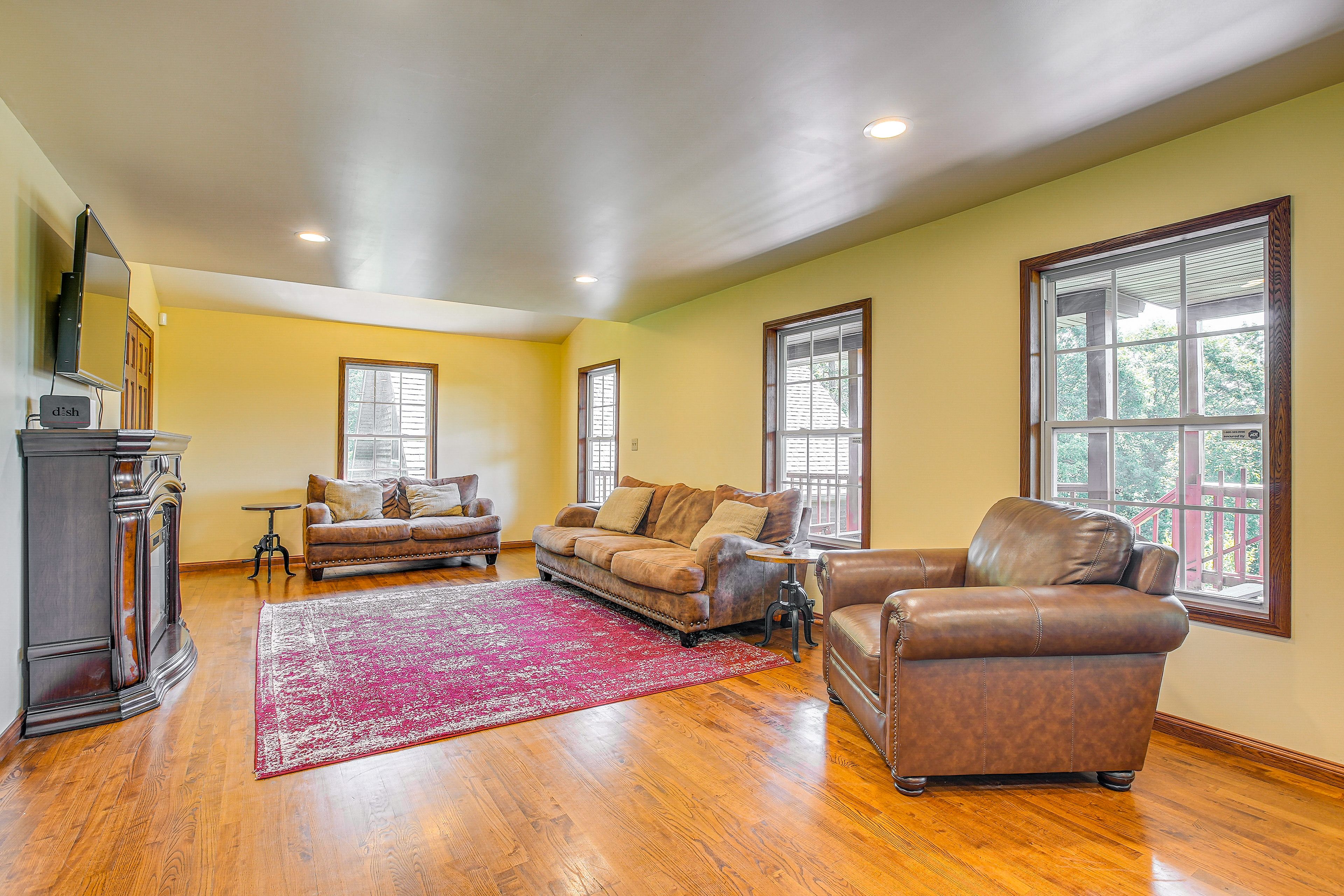 Living Room | 1st Floor | Free WiFi | Central A/C & Heat | Smart TV