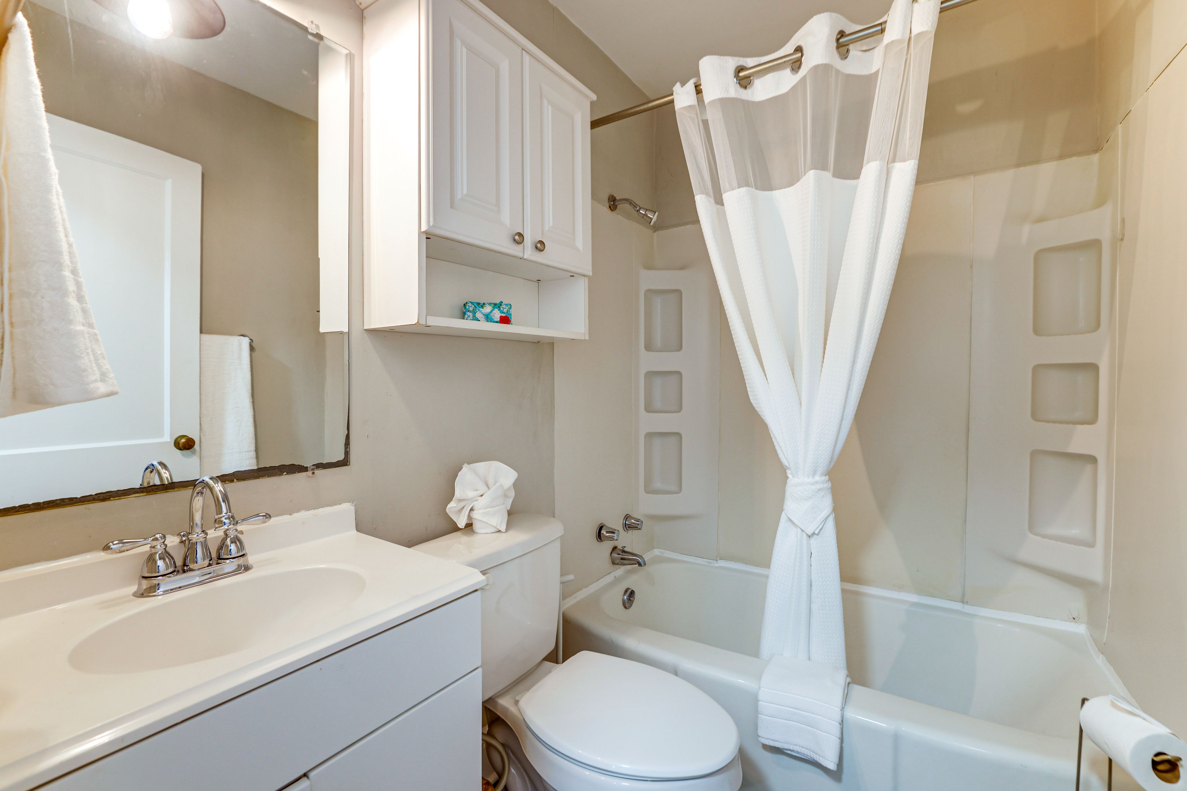 Full Bathroom | Towels Provided