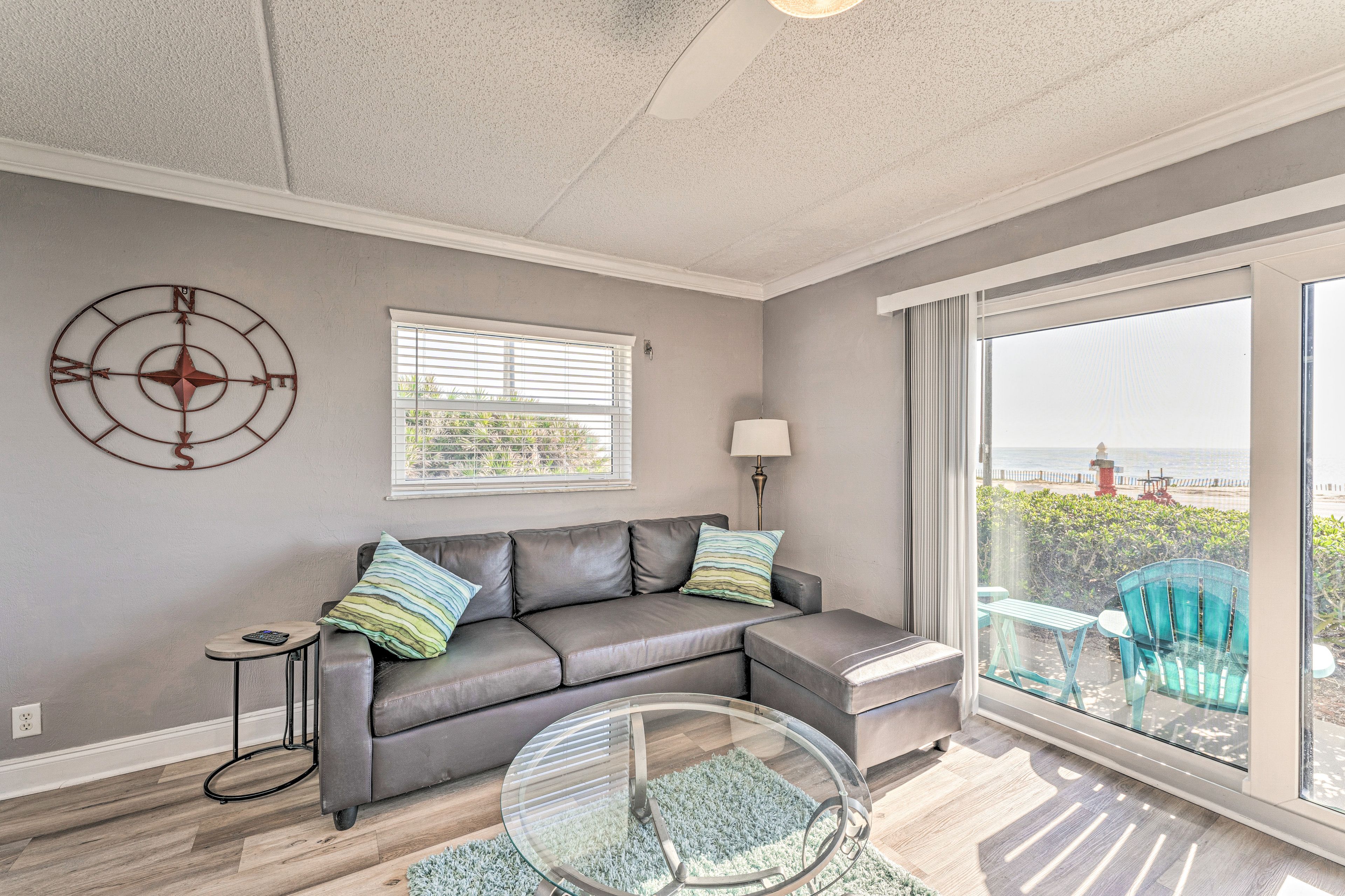Living Room | Free WiFi | Smart TV | Single-Story Unit