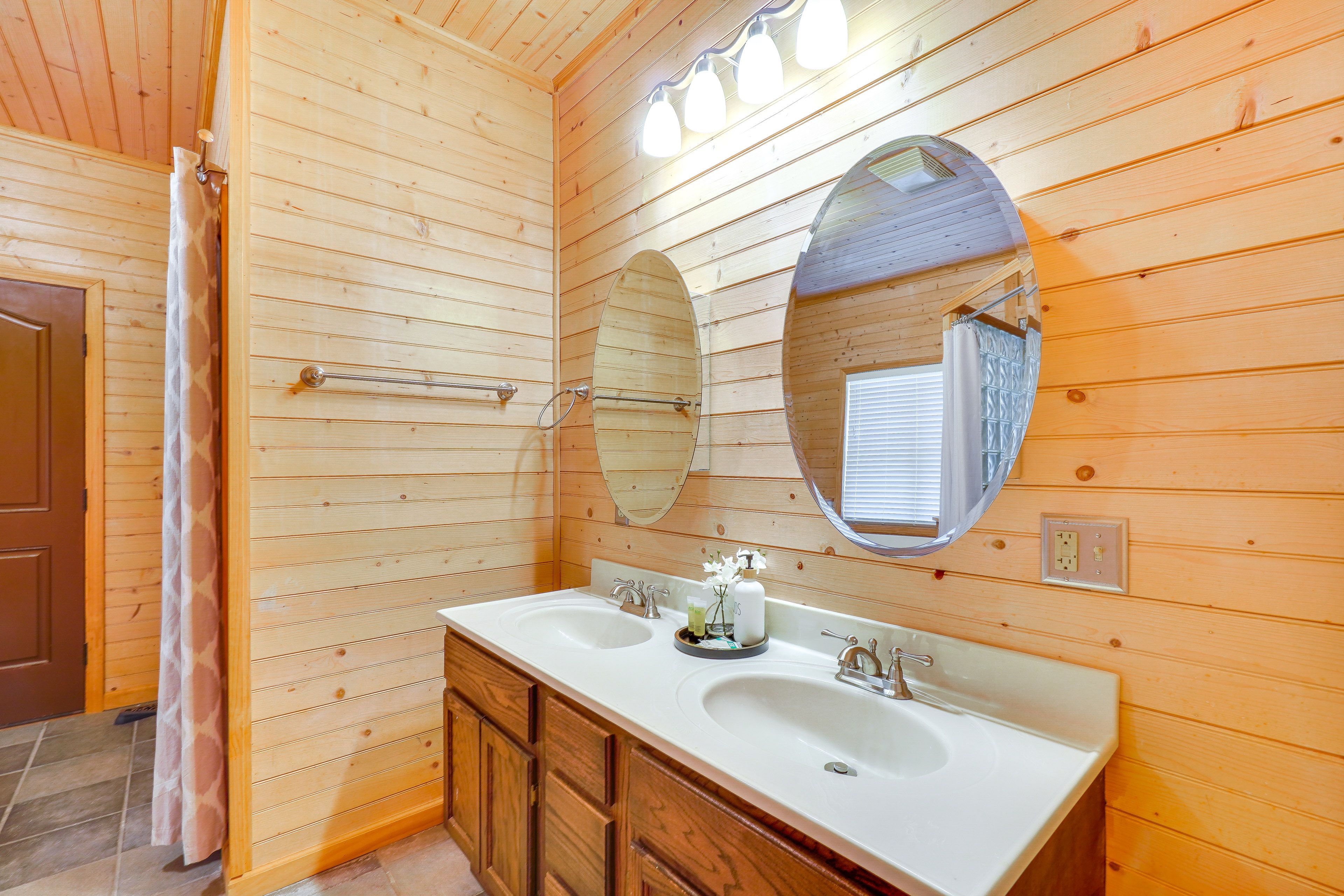 Full Bathroom | Complimentary Toiletries | 1st Floor
