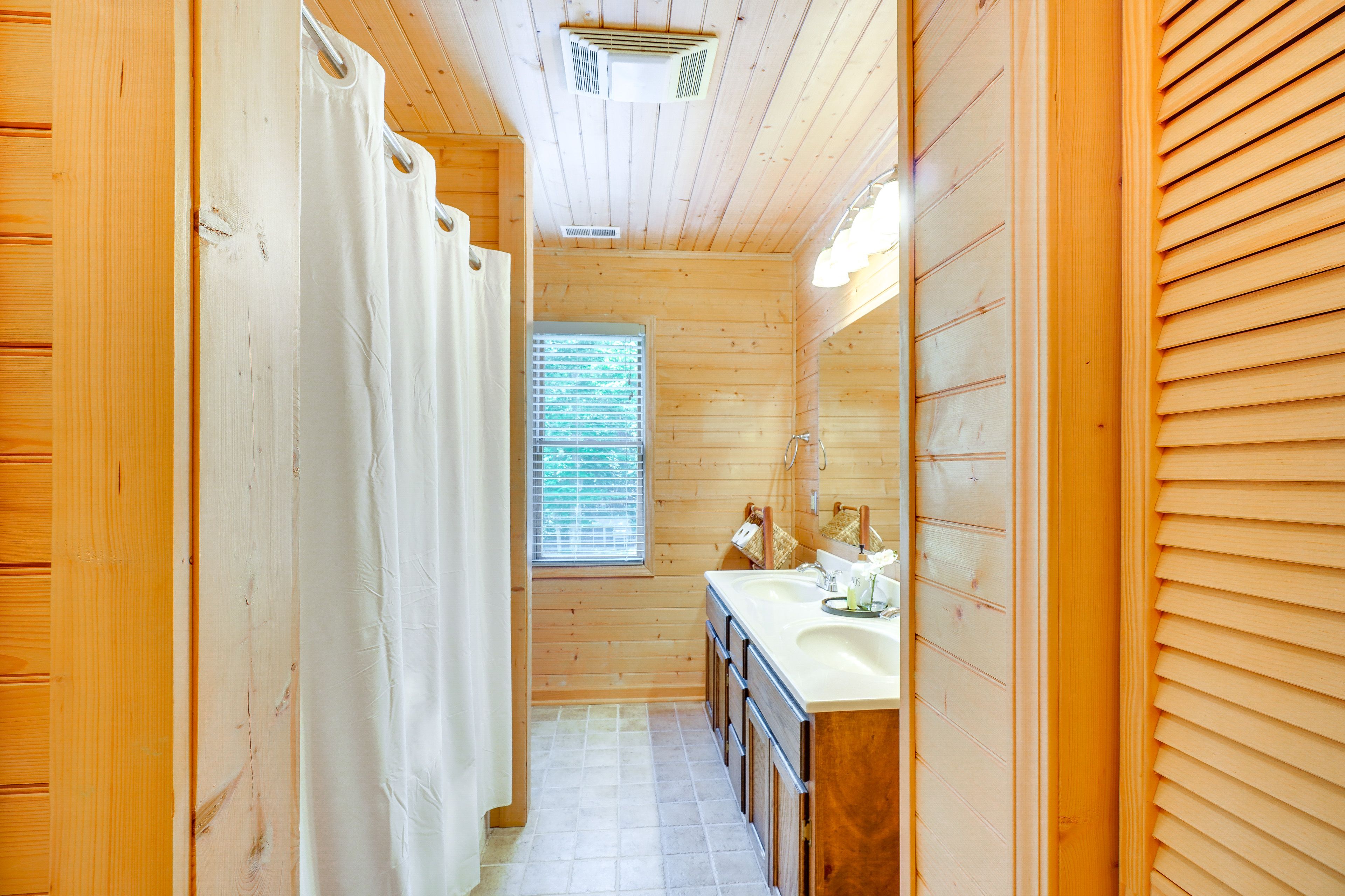 Full Bathroom | 2nd Floor
