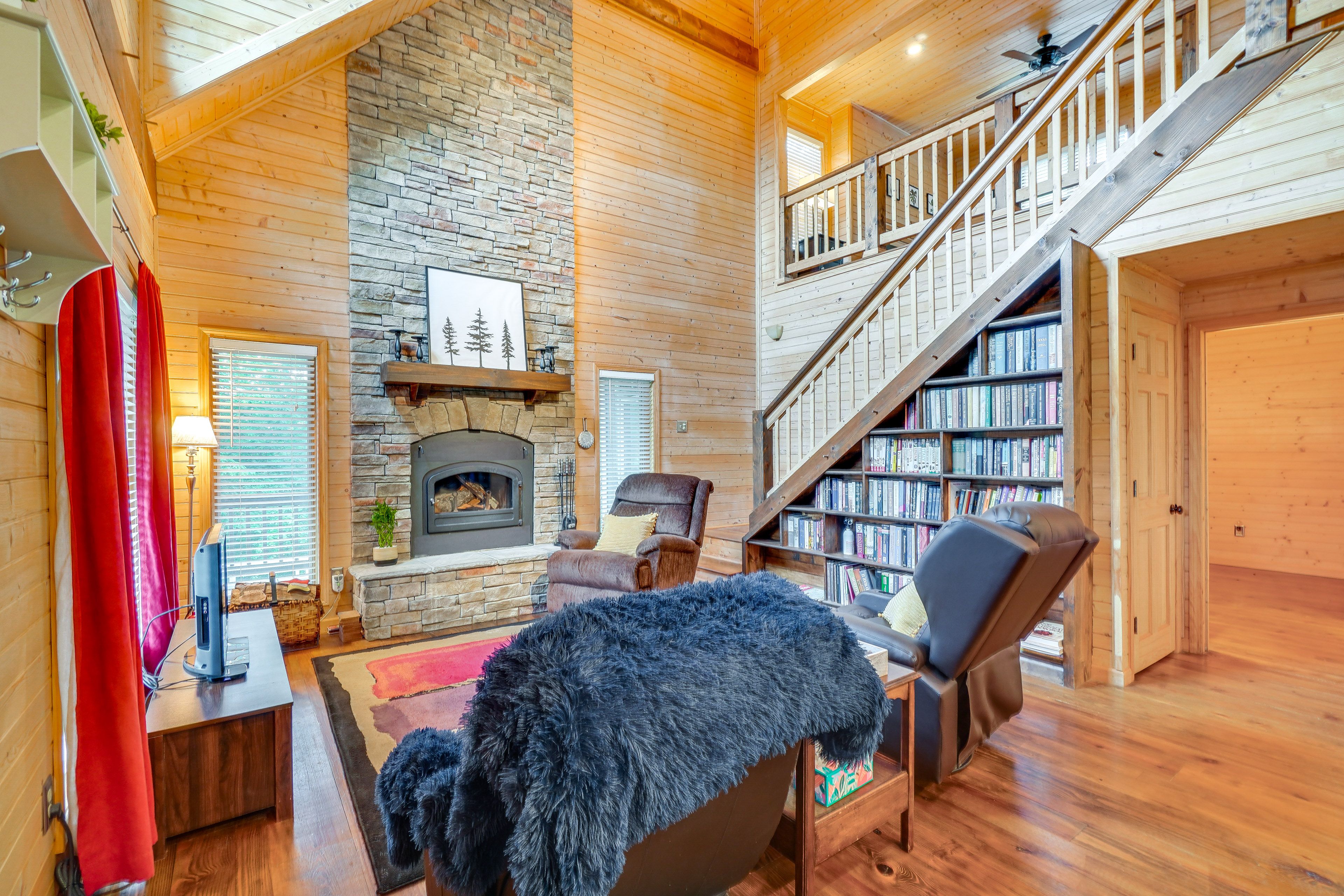 Living Room | Fireplace | Smart TV | Free WiFi | Bookshelf | 1st Floor