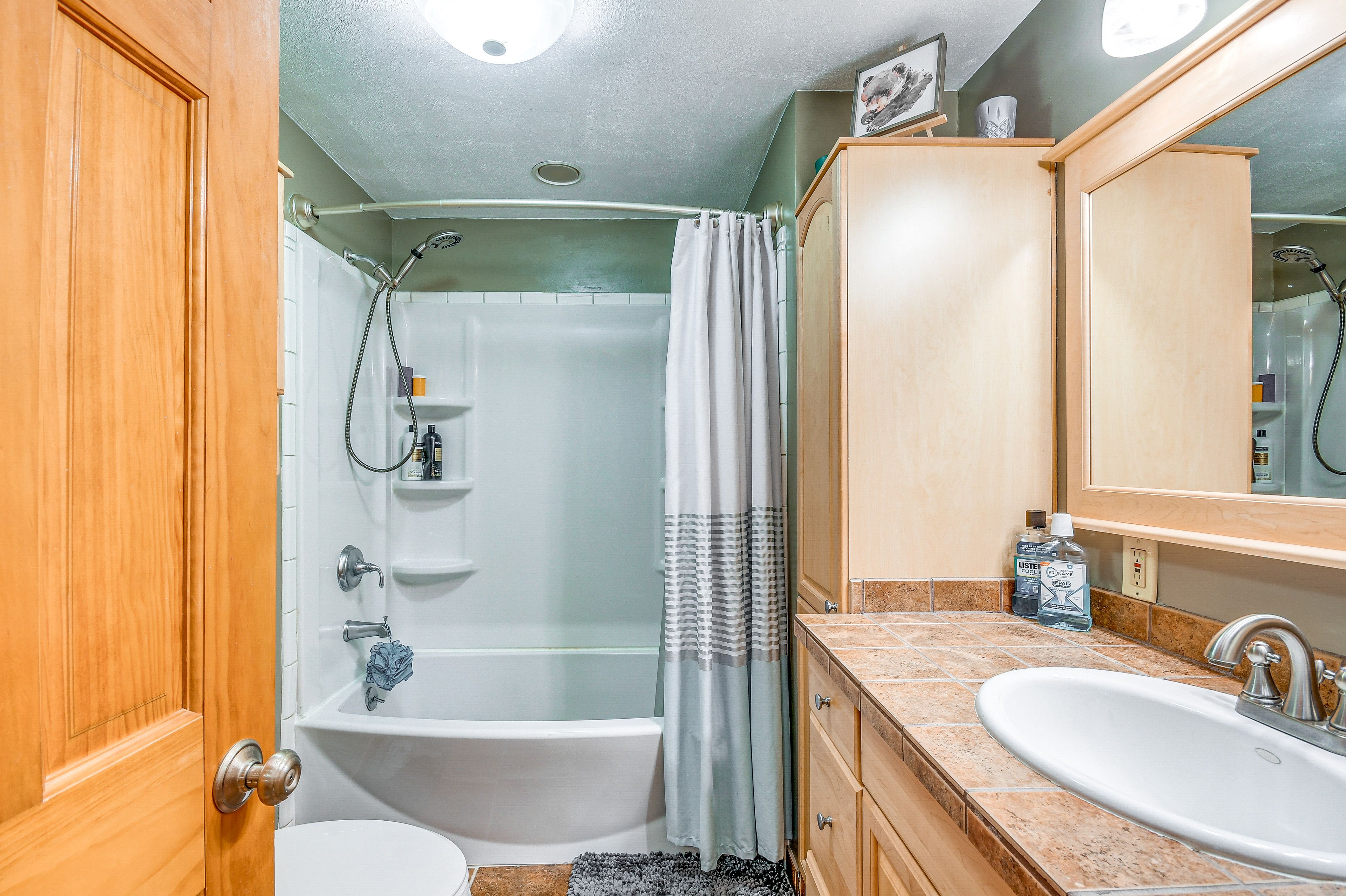 Full Bathroom | Towels Provided | Complimentary Toiletries | Upper Level