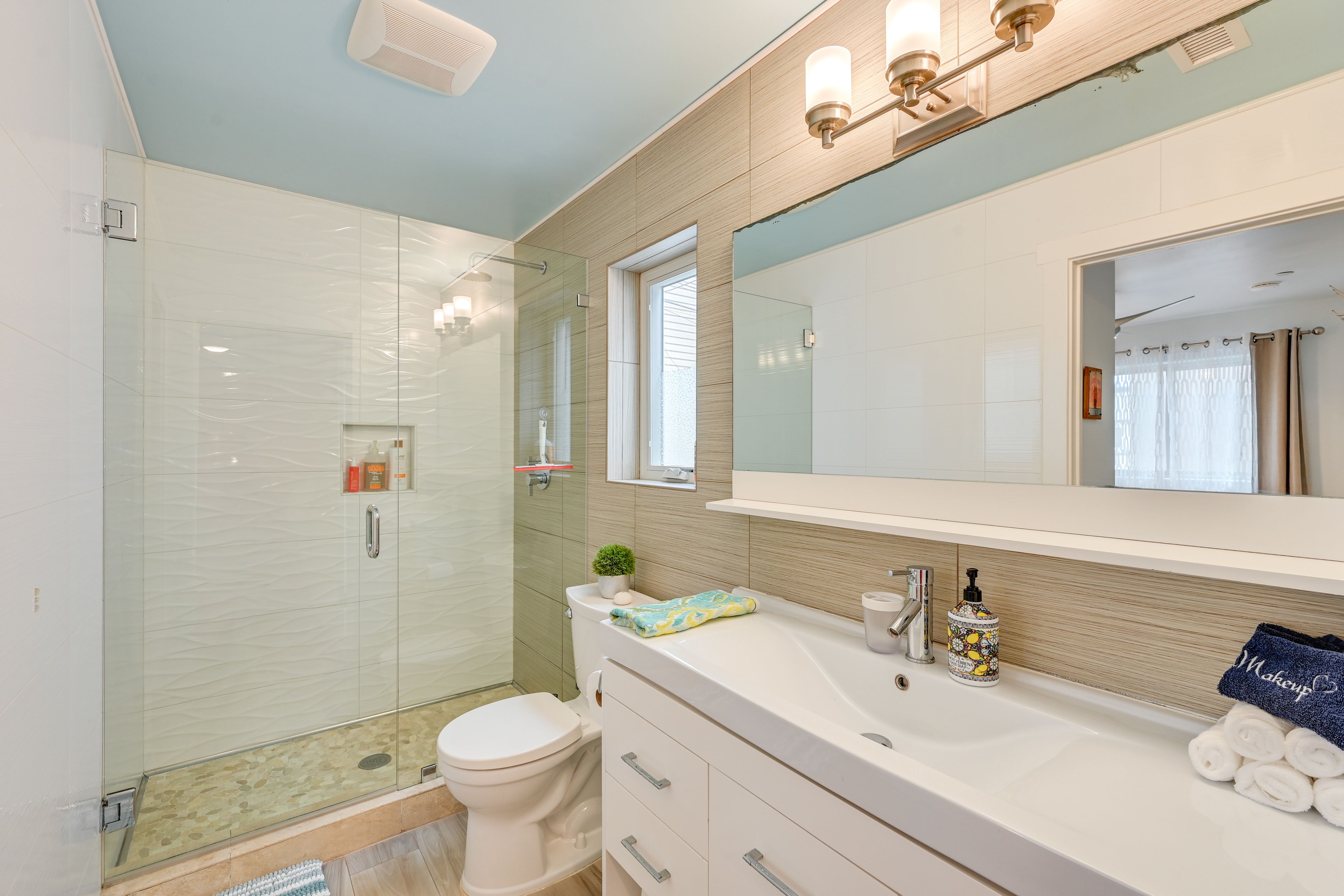 Jack-and-Jill Bathroom | 2nd Floor | Towels Provided