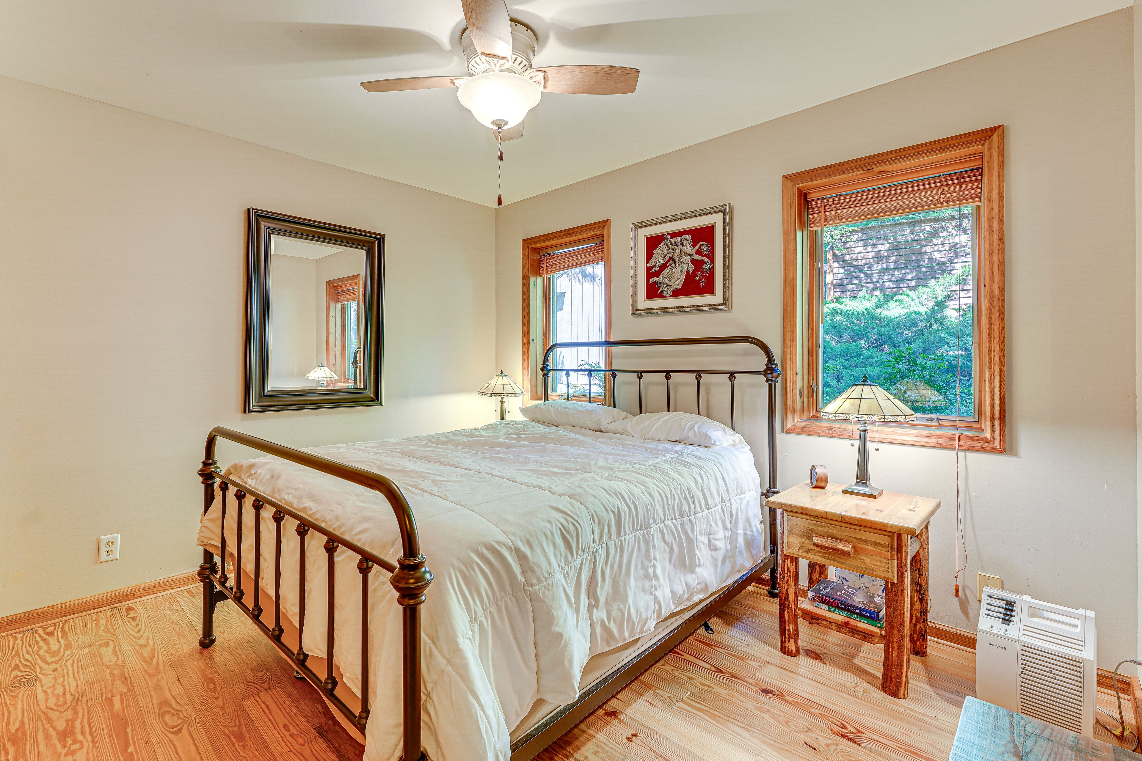 Bedroom 1 | Queen Bed | Ground Floor