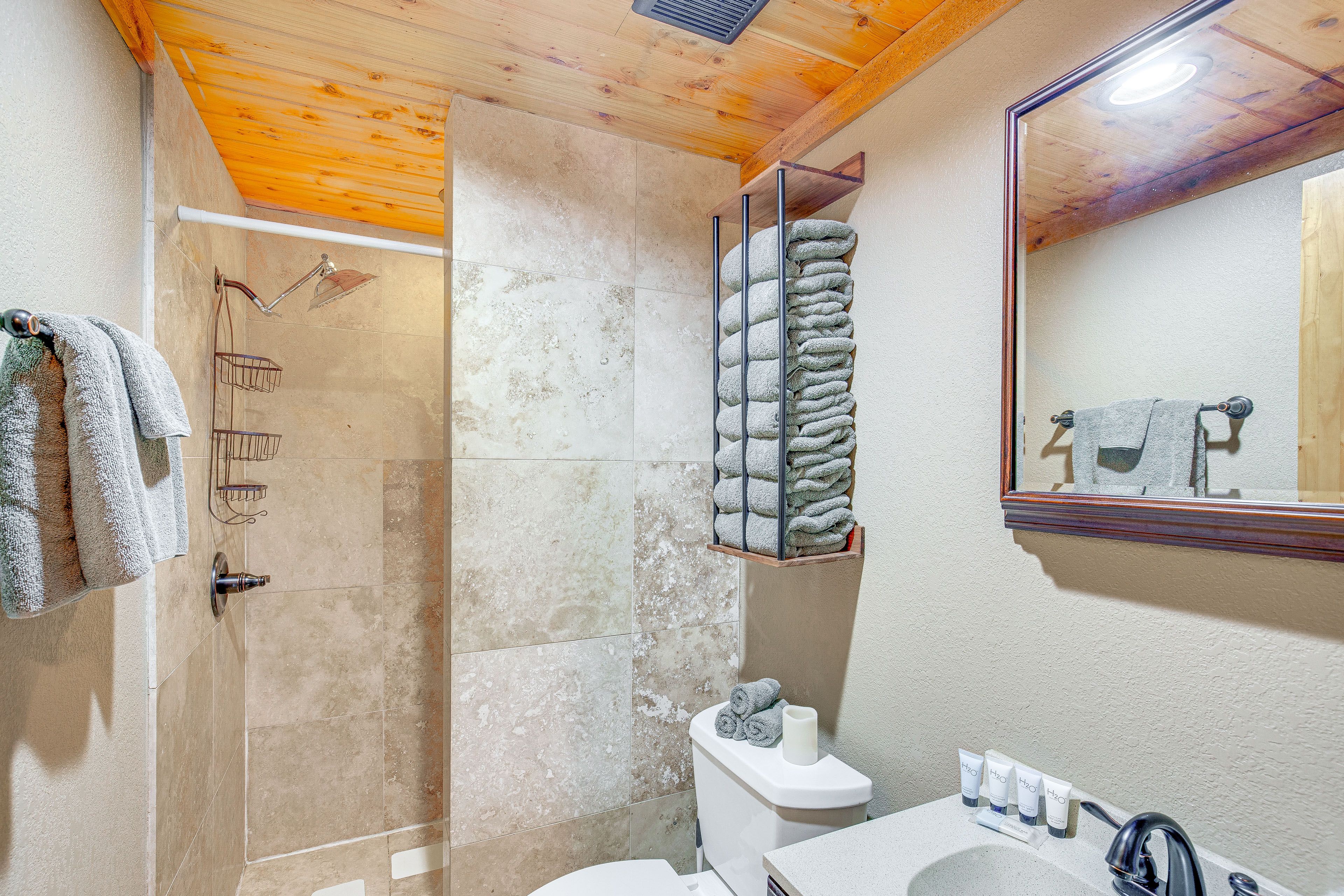 Full Bathroom | Complimentary Toiletries