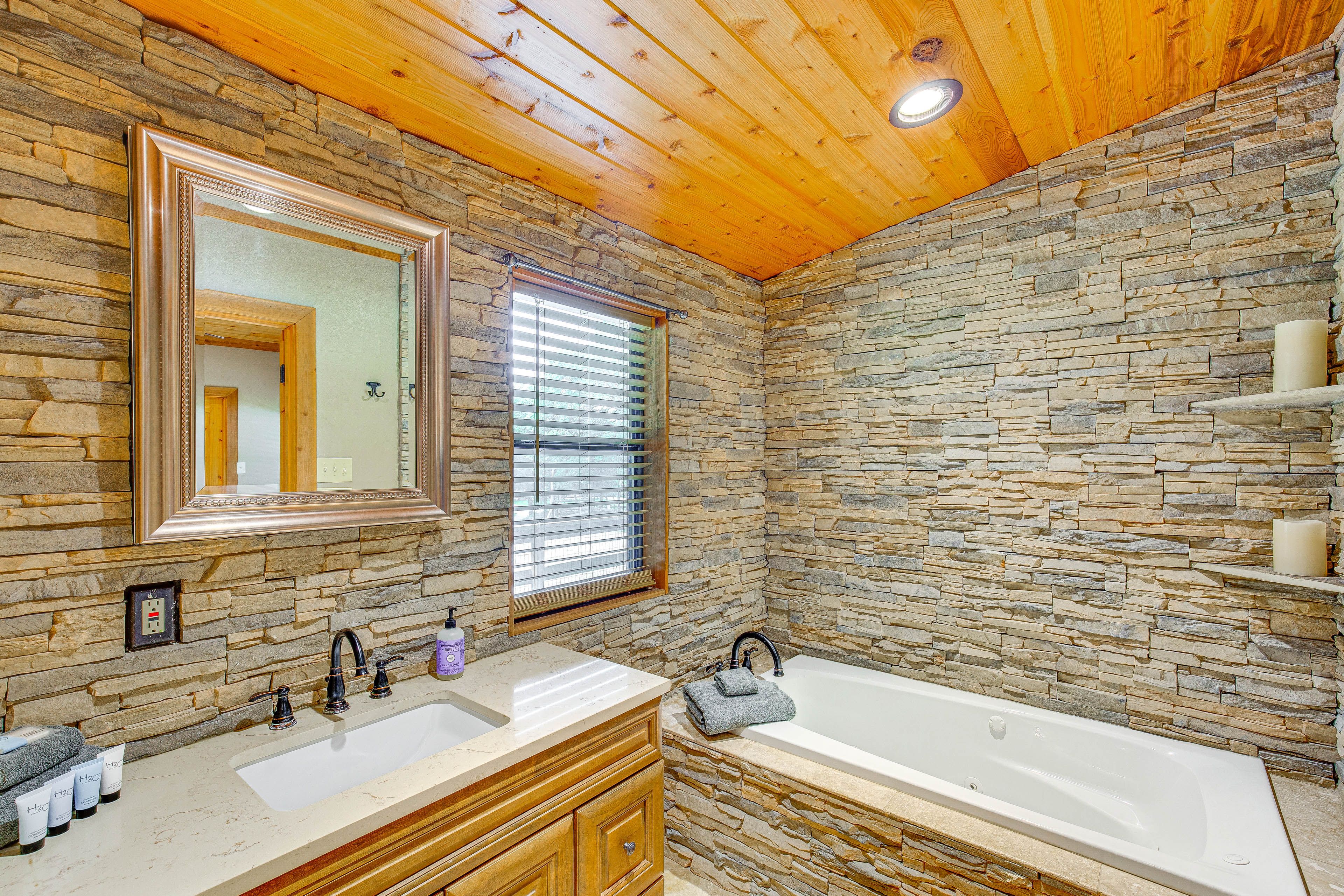 Full Bathroom | Complimentary Toiletries