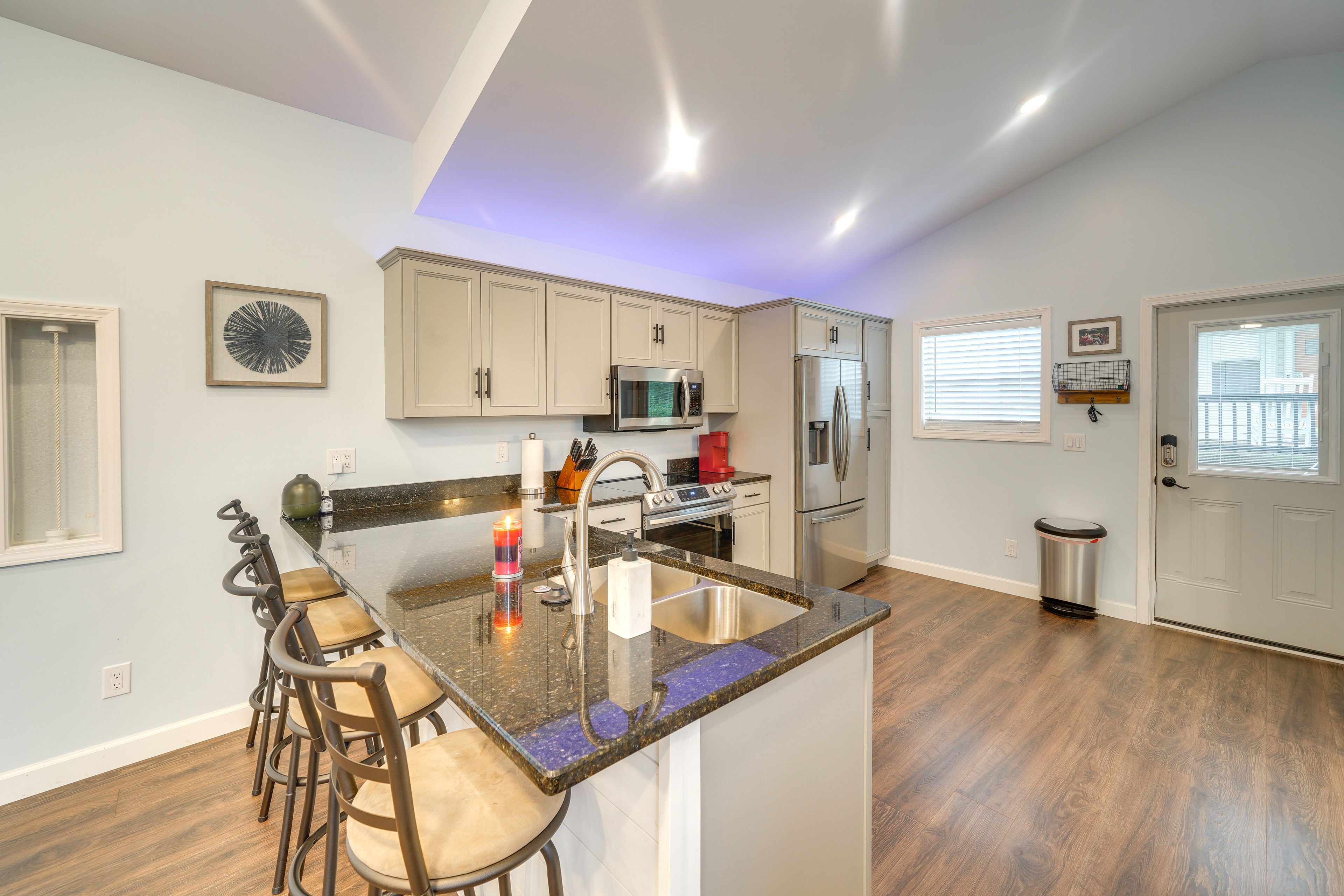 Dining Bar | Kitchen