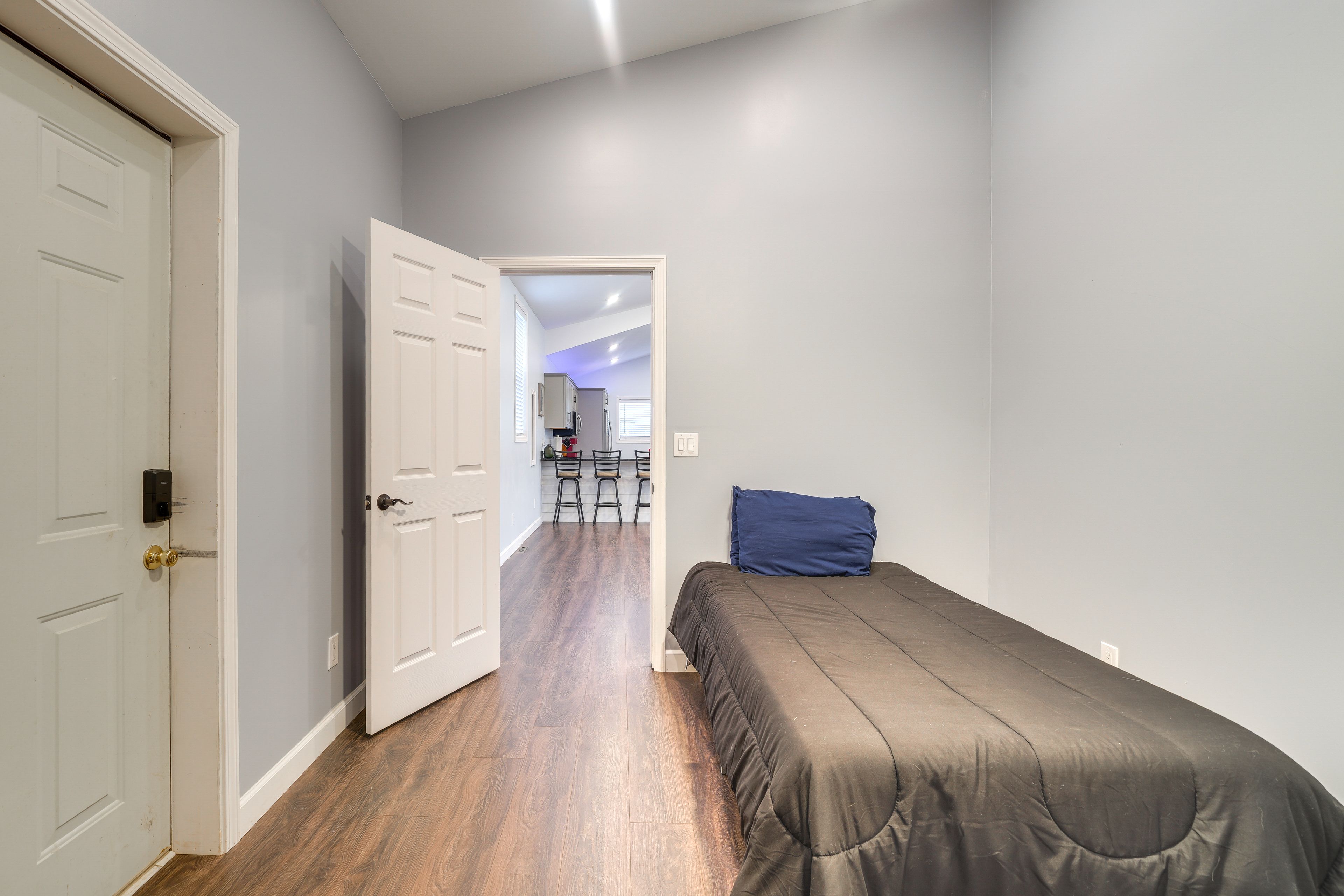Bedroom 2 | Twin Bed | Smart TV | Laptop Workspace | Free WiFi