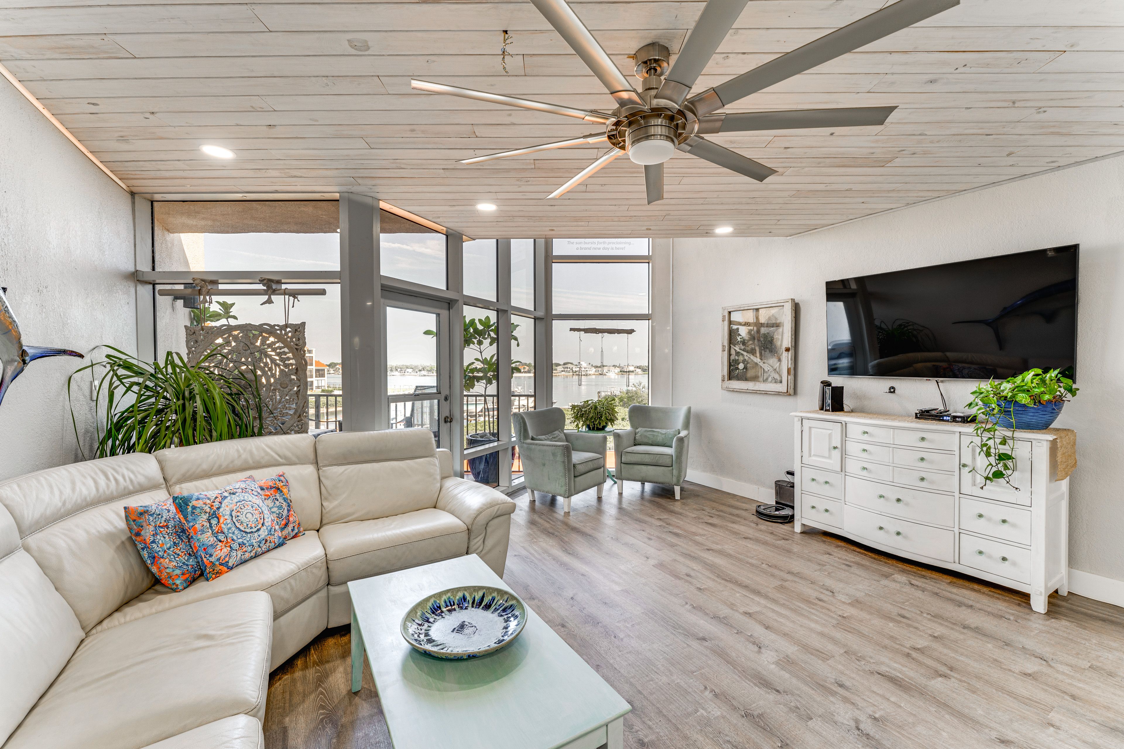 Living Room | Free WiFi | Central A/C & Heat | Smart TV
