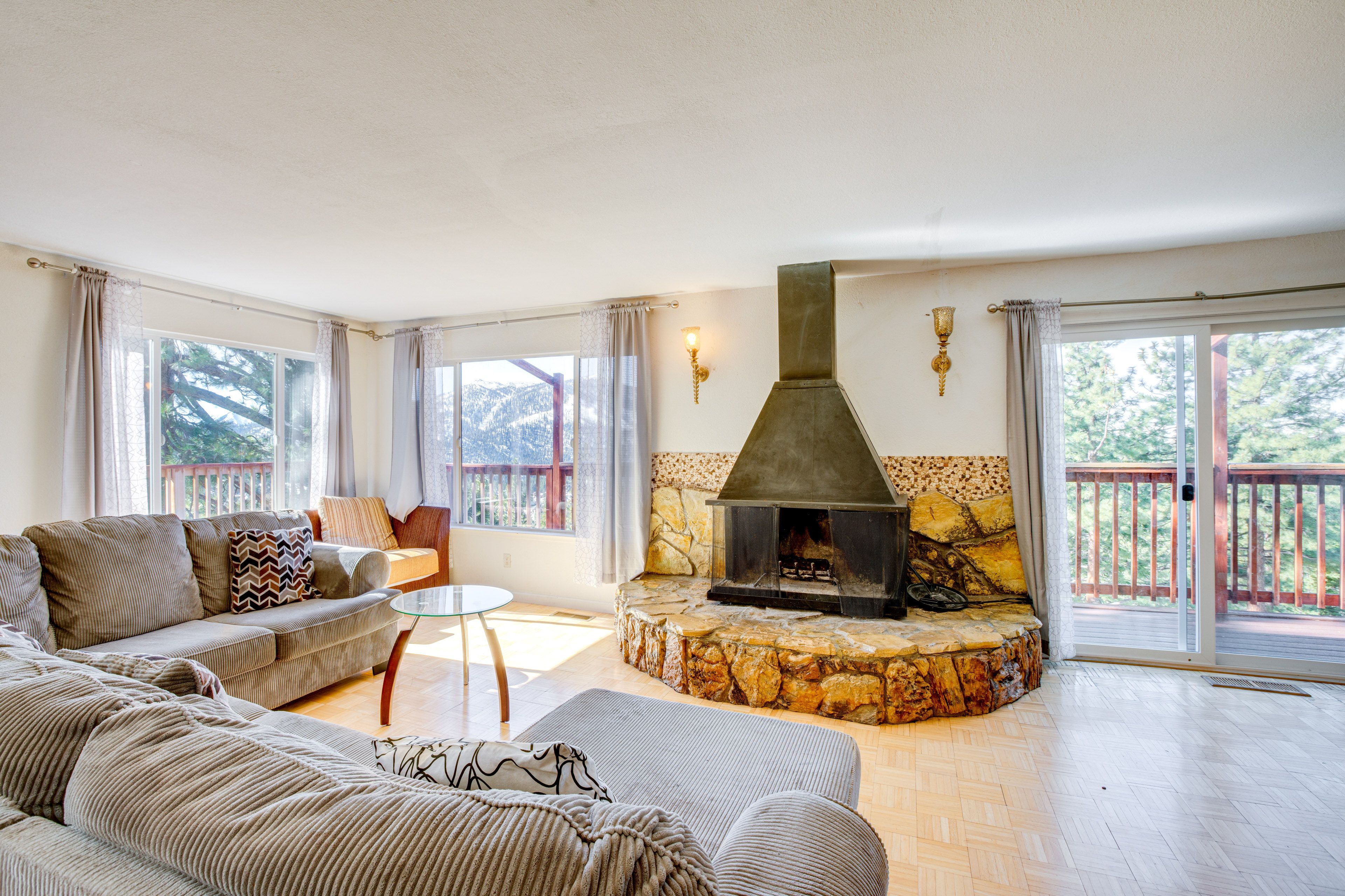 Living Room | Flat-Screen TV | Fireplace | Queen Sleeper Sofa | 2nd Floor