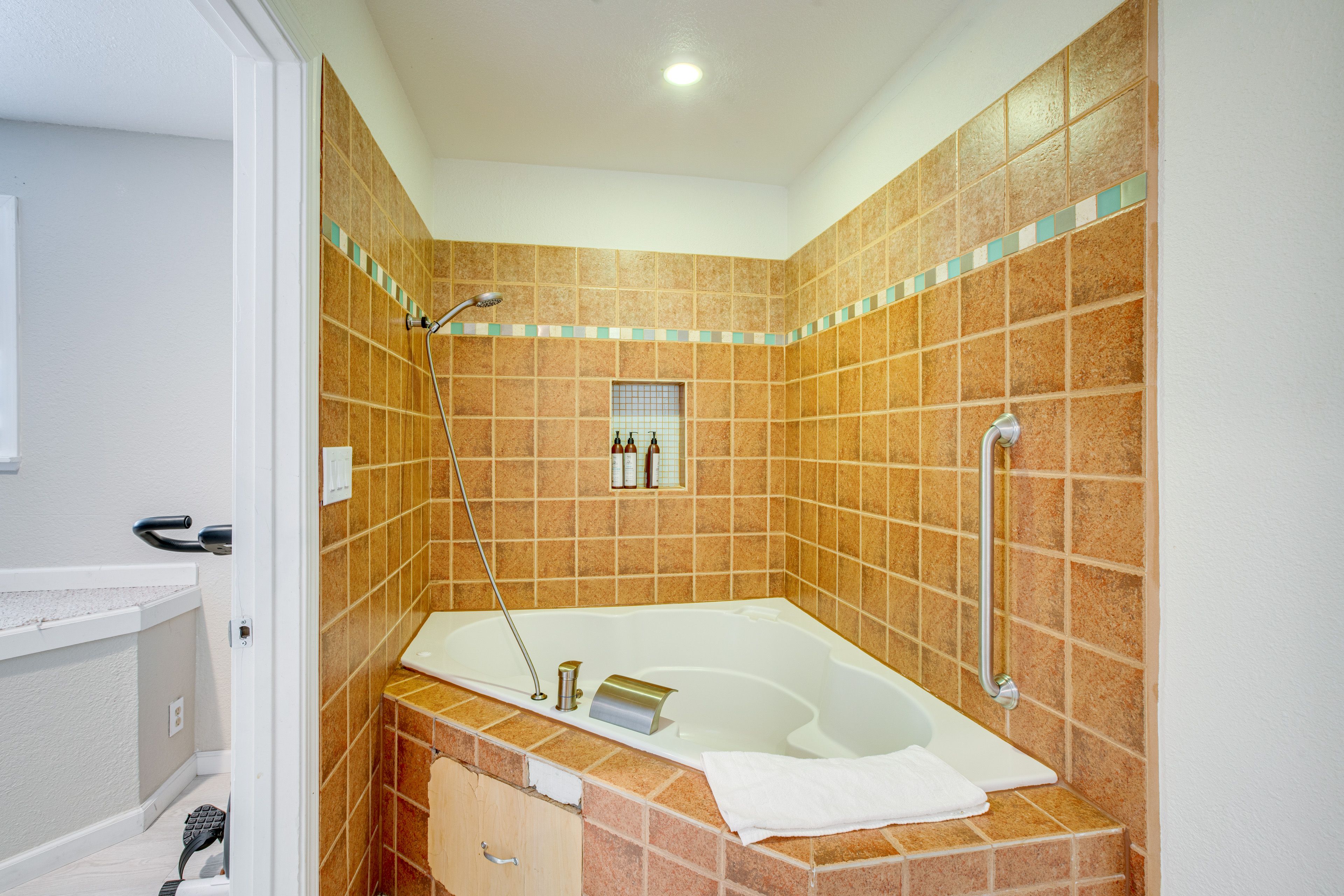 Full Bathroom | Grab Rail | 1st Floor