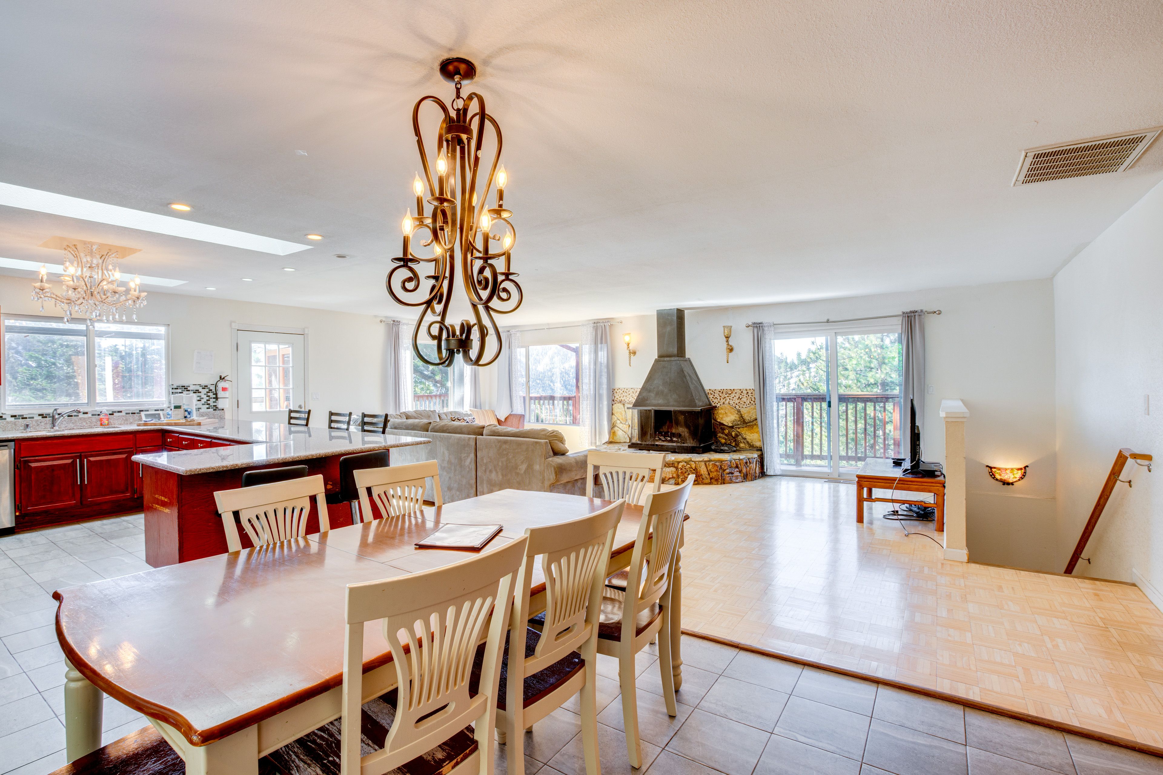 Dining Area | 2nd Floor | Dishes & Flatware Provided | Breakfast Nook