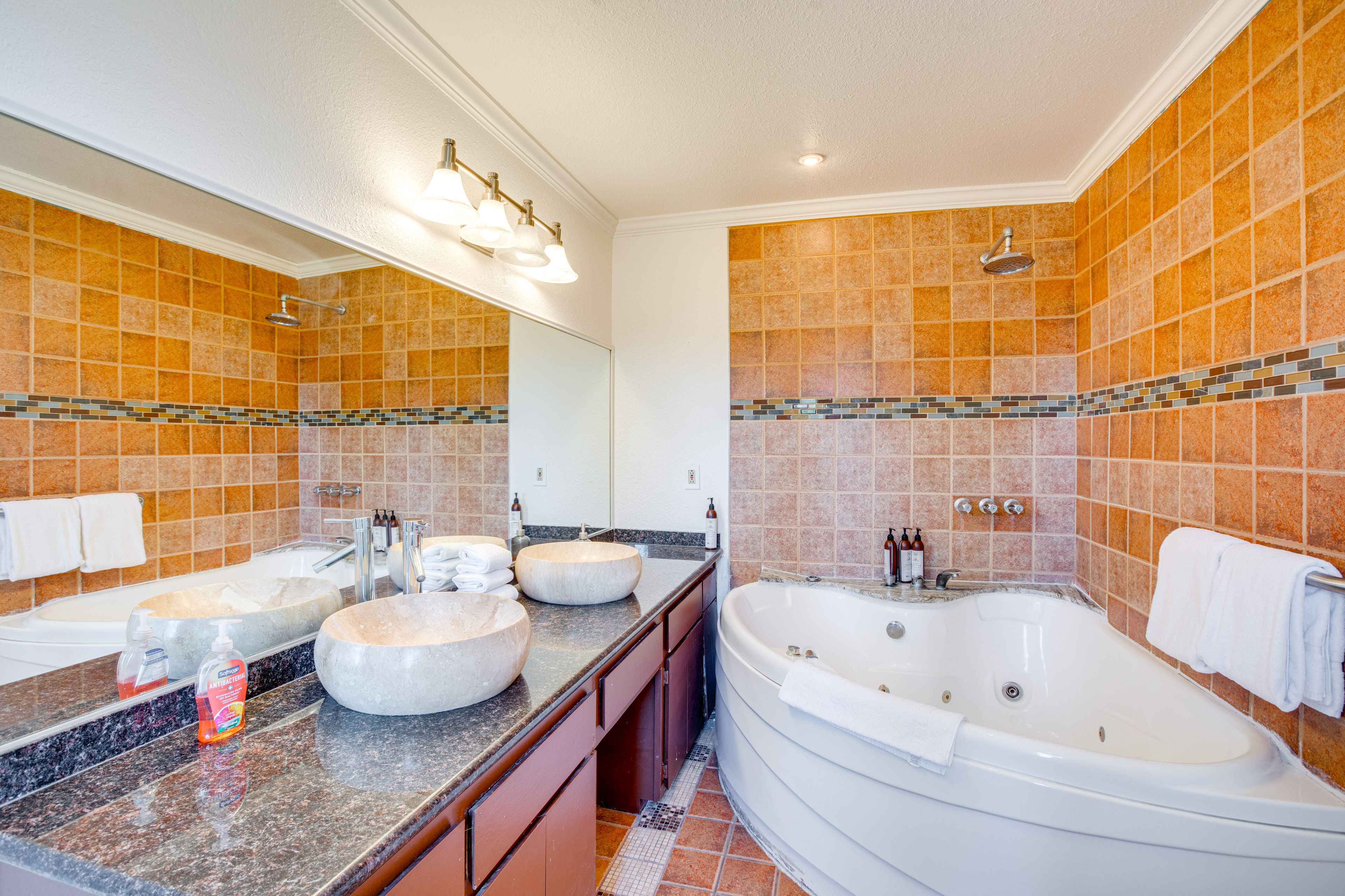 En-Suite Bathroom | Jetted Tub | 1st Floor