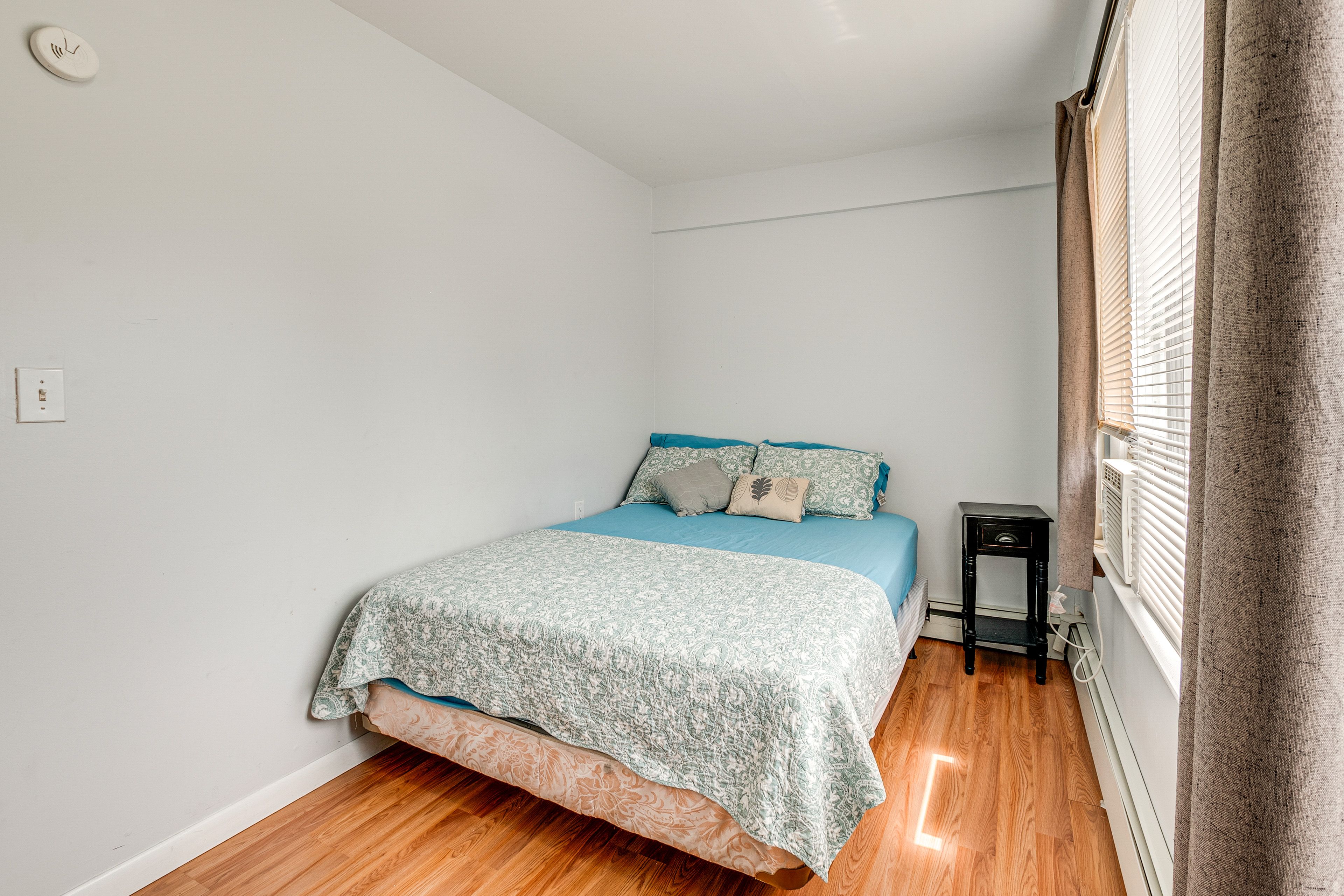 Bedroom | Queen Bed | Linens Provided