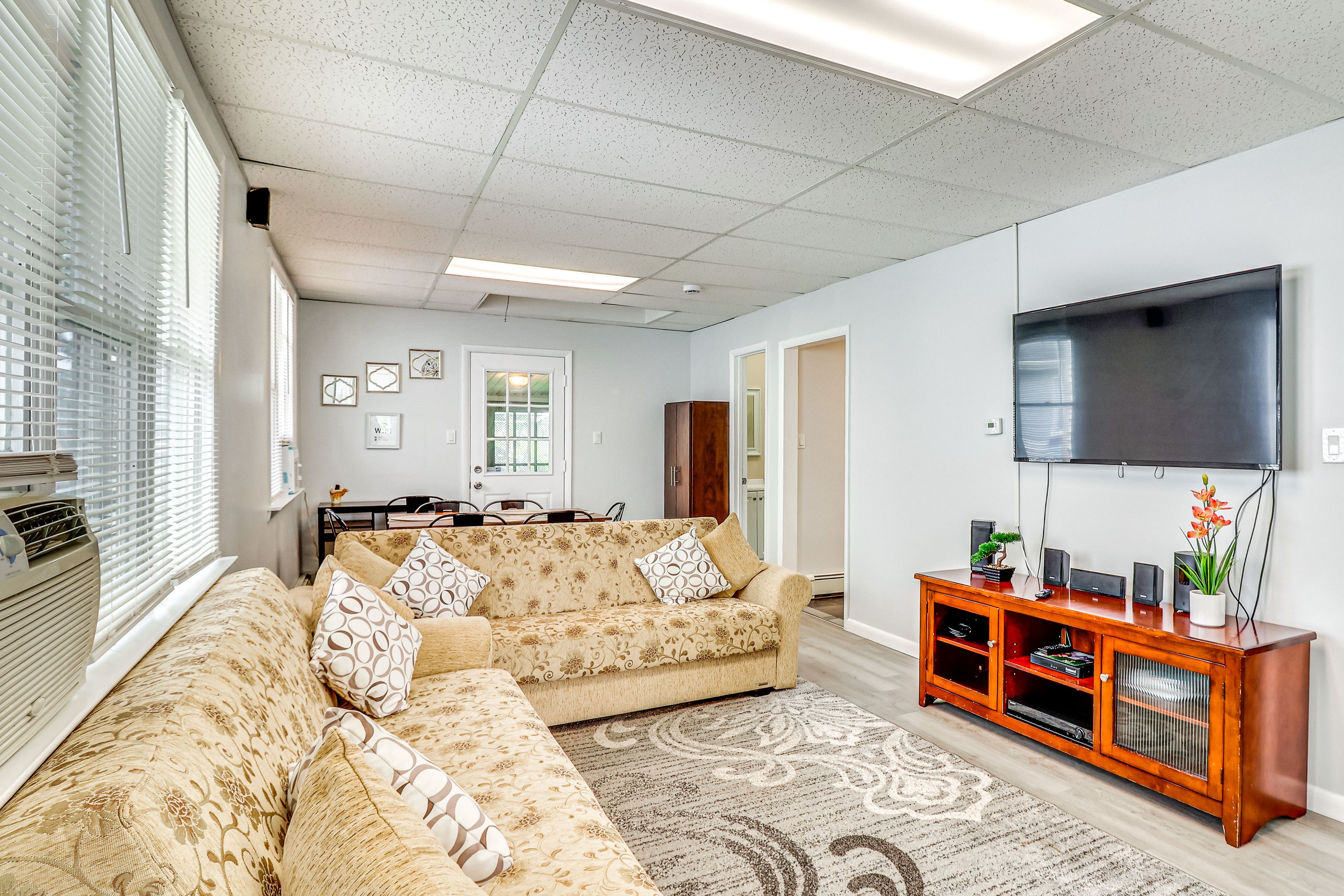 Keansburg Vacation Rental | 2BR | 1BA | 680 Sq Ft | 2 Steps Required