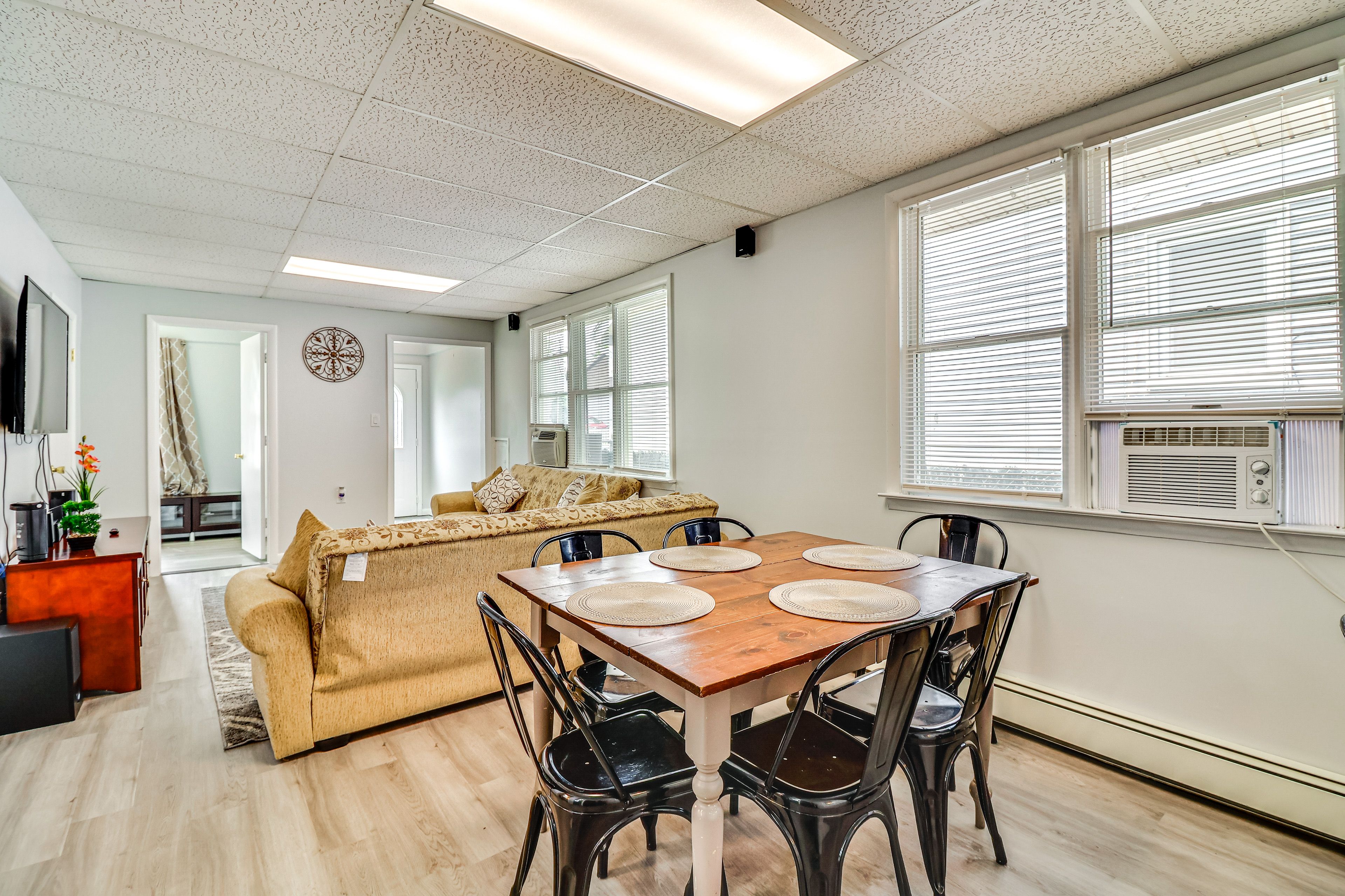 Dining Area | Dishes & Flatware Provided