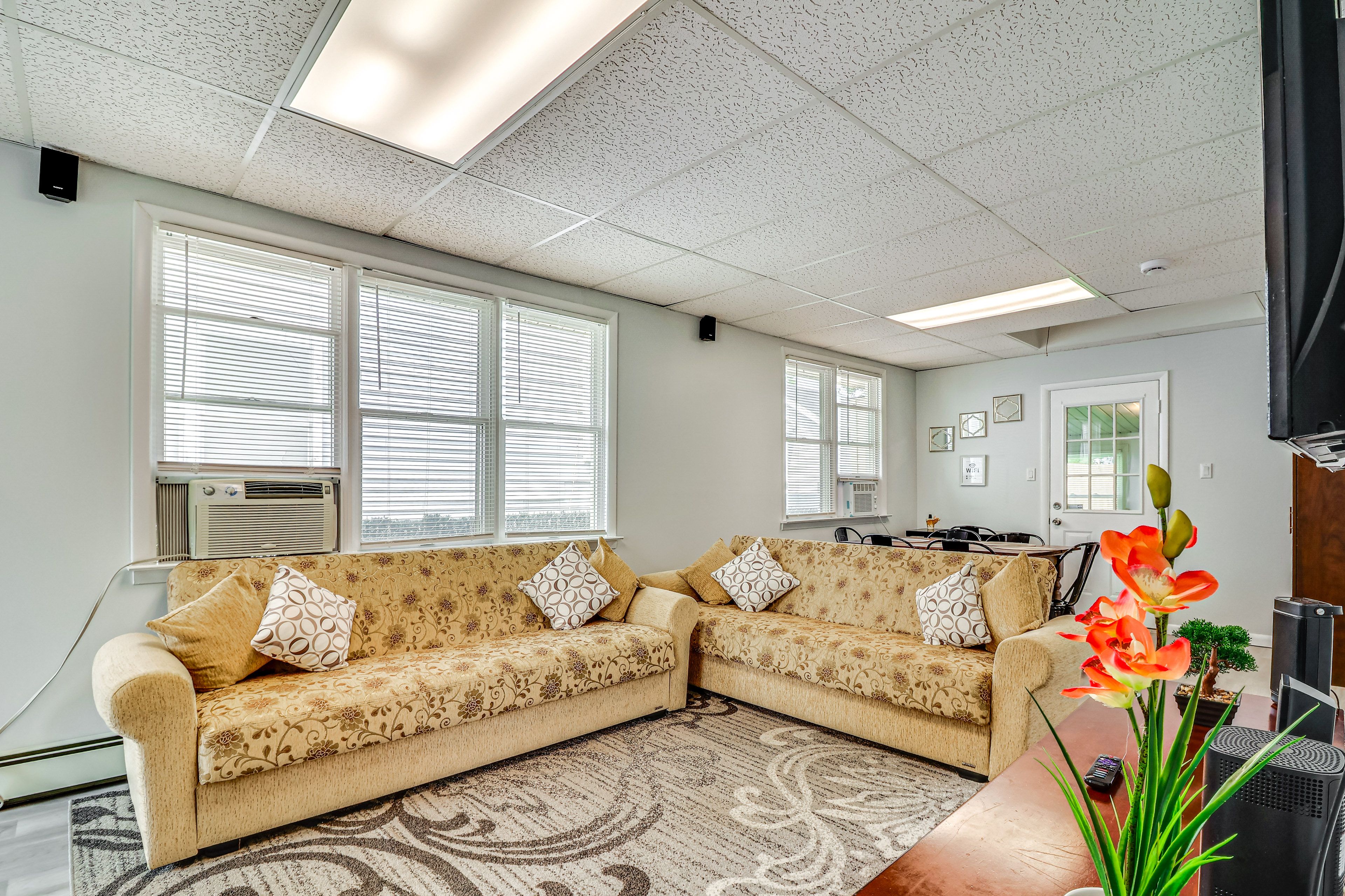 Living Room | 2 Full Sleeper Sofas | Smart TV | Free WiFi | Single-Story Home