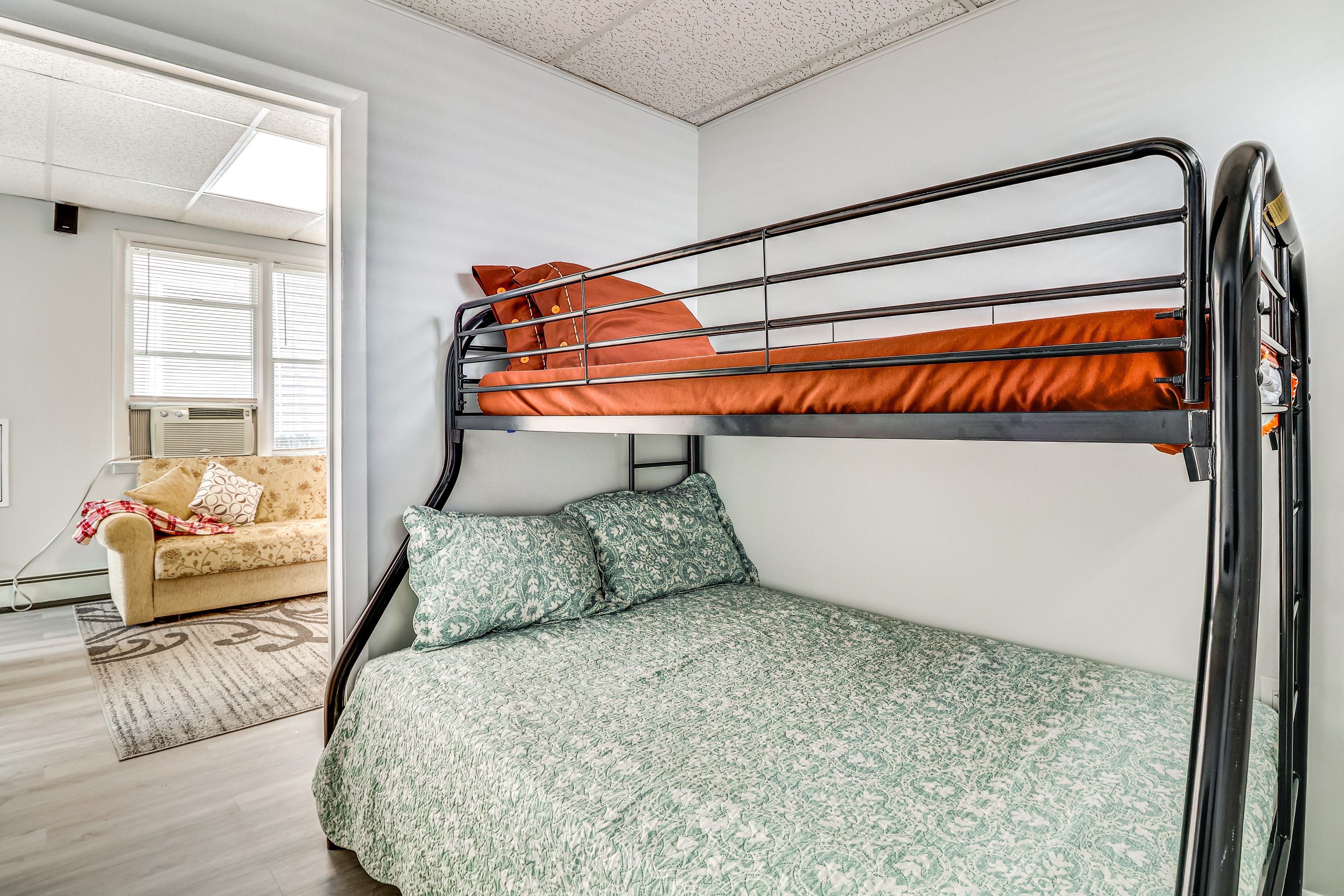 Bedroom 2 | Twin/Full Bunk Bed