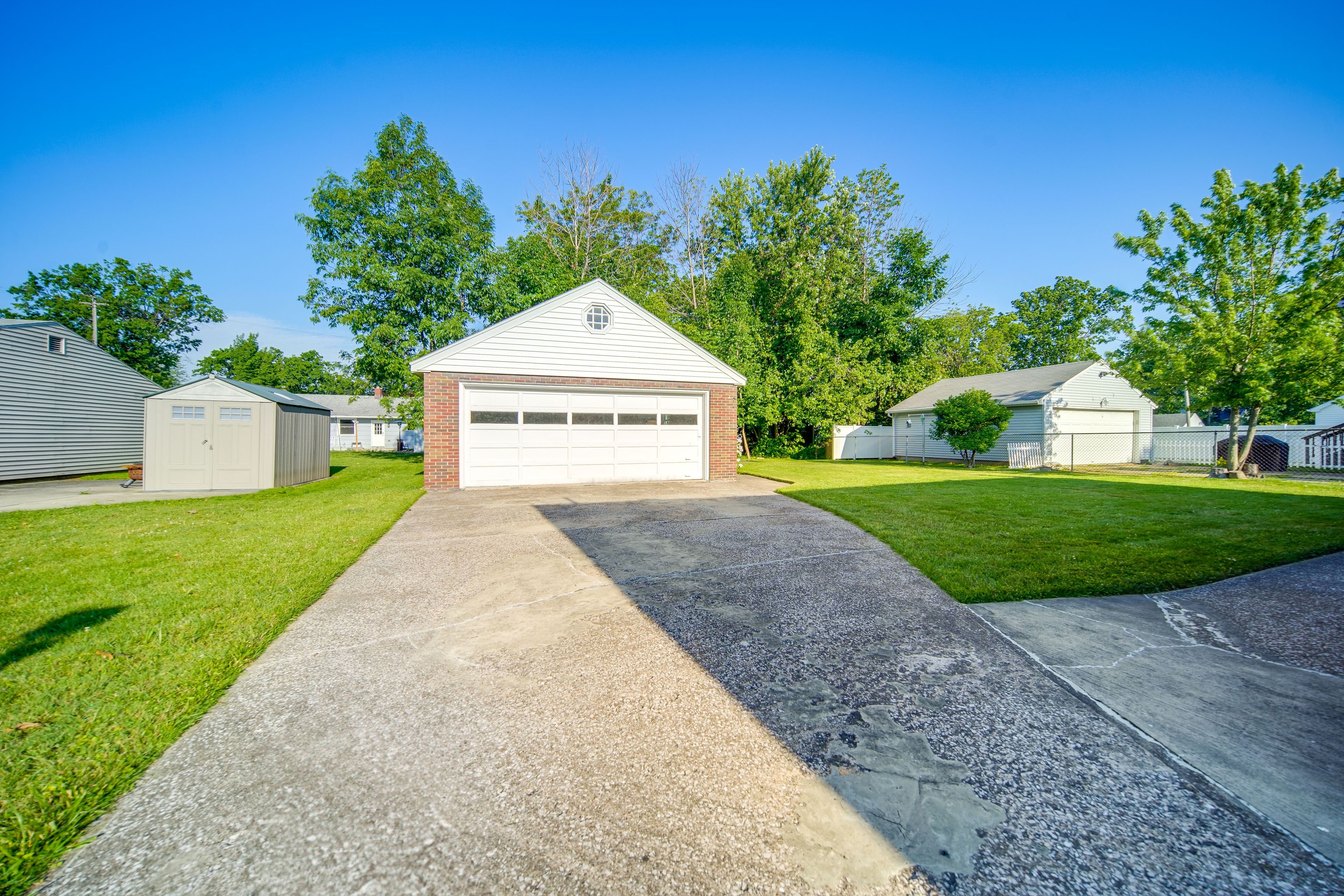 Parking | Garage (4 Vehicles) | Small RV/Trailer Parking | Free Street Parking