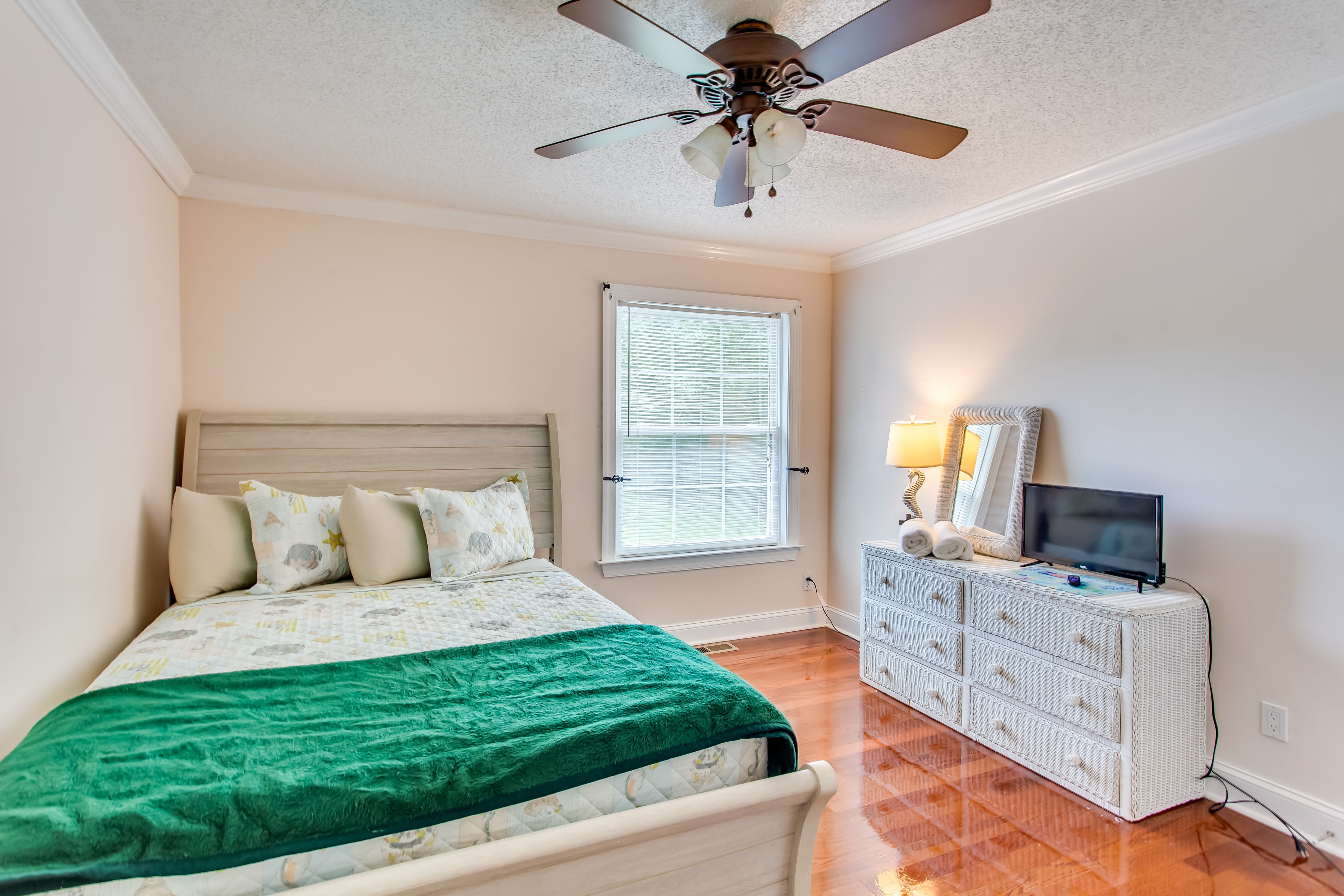 Bedroom 1 | Queen Bed | 1st Floor