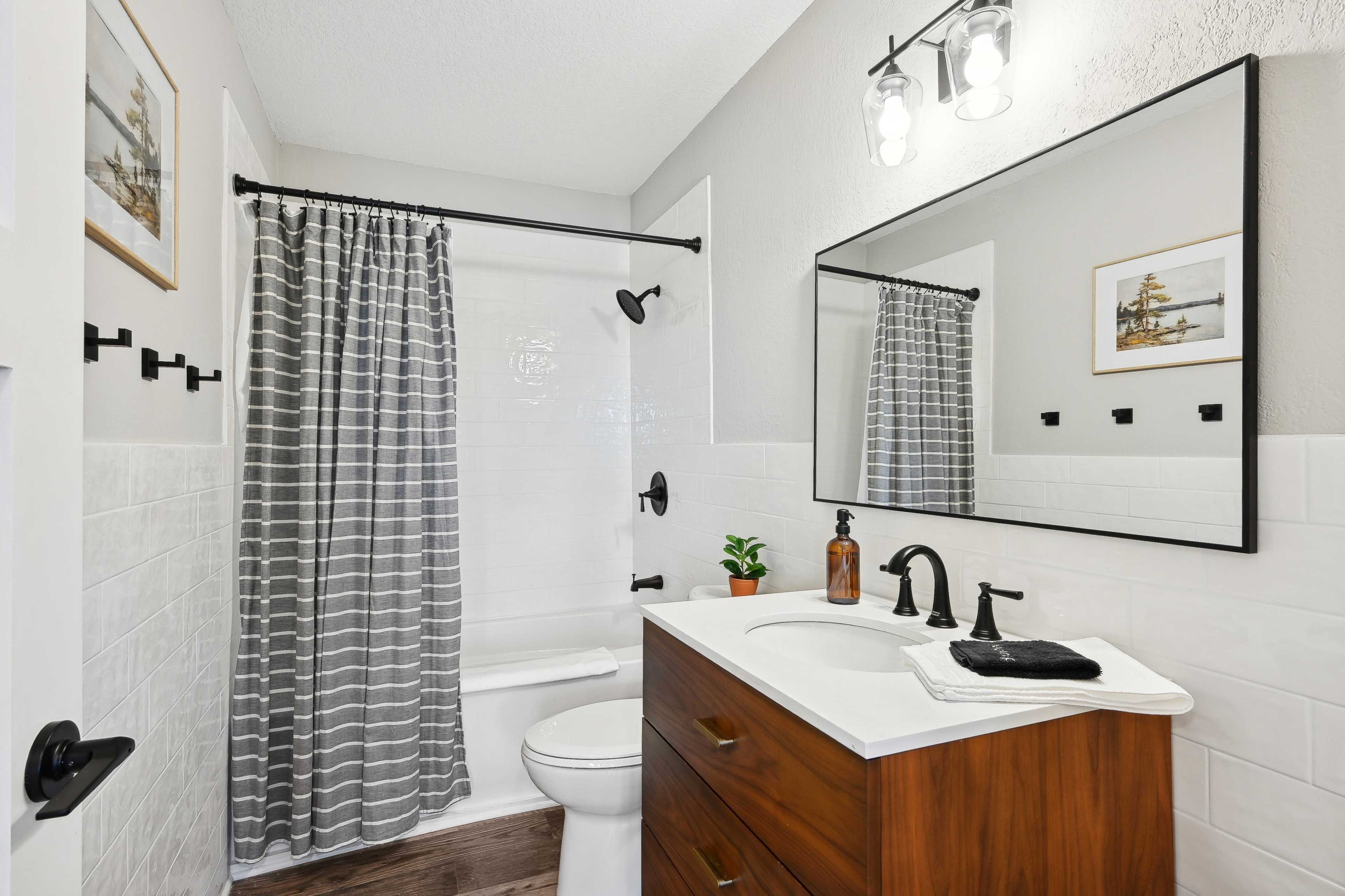 Cabin 1 | Full Bathroom