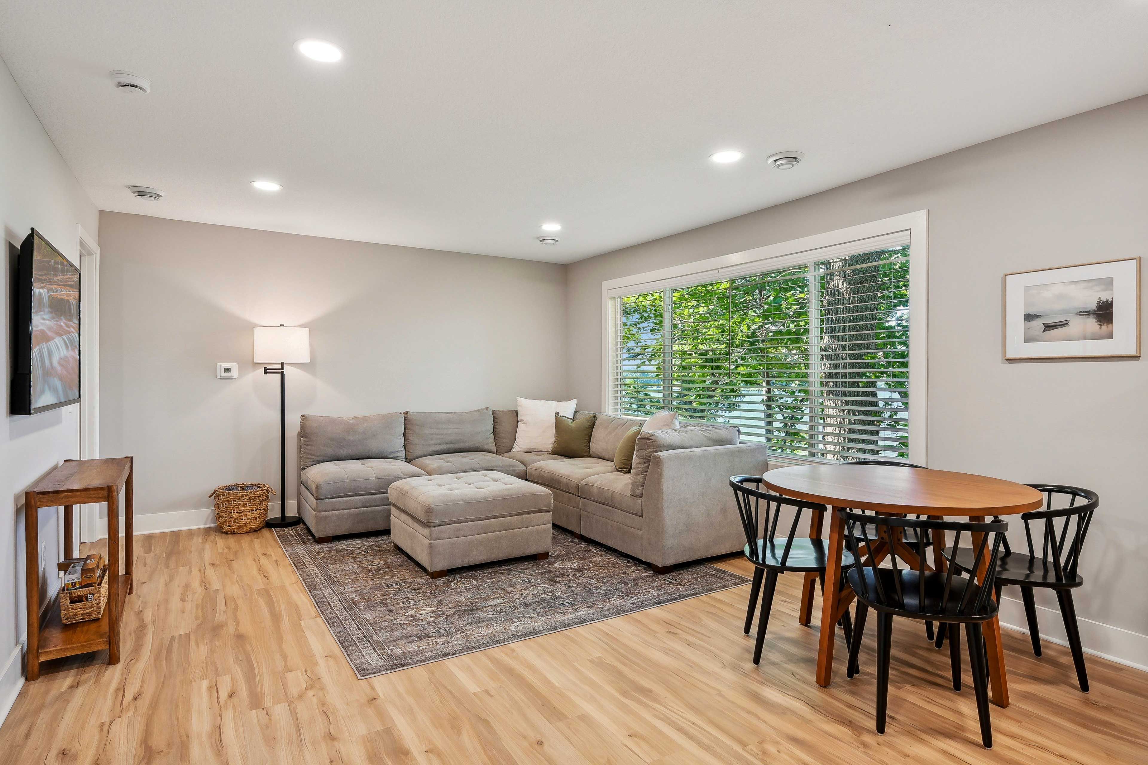 Cabin 2 | Living Area | Smart TV