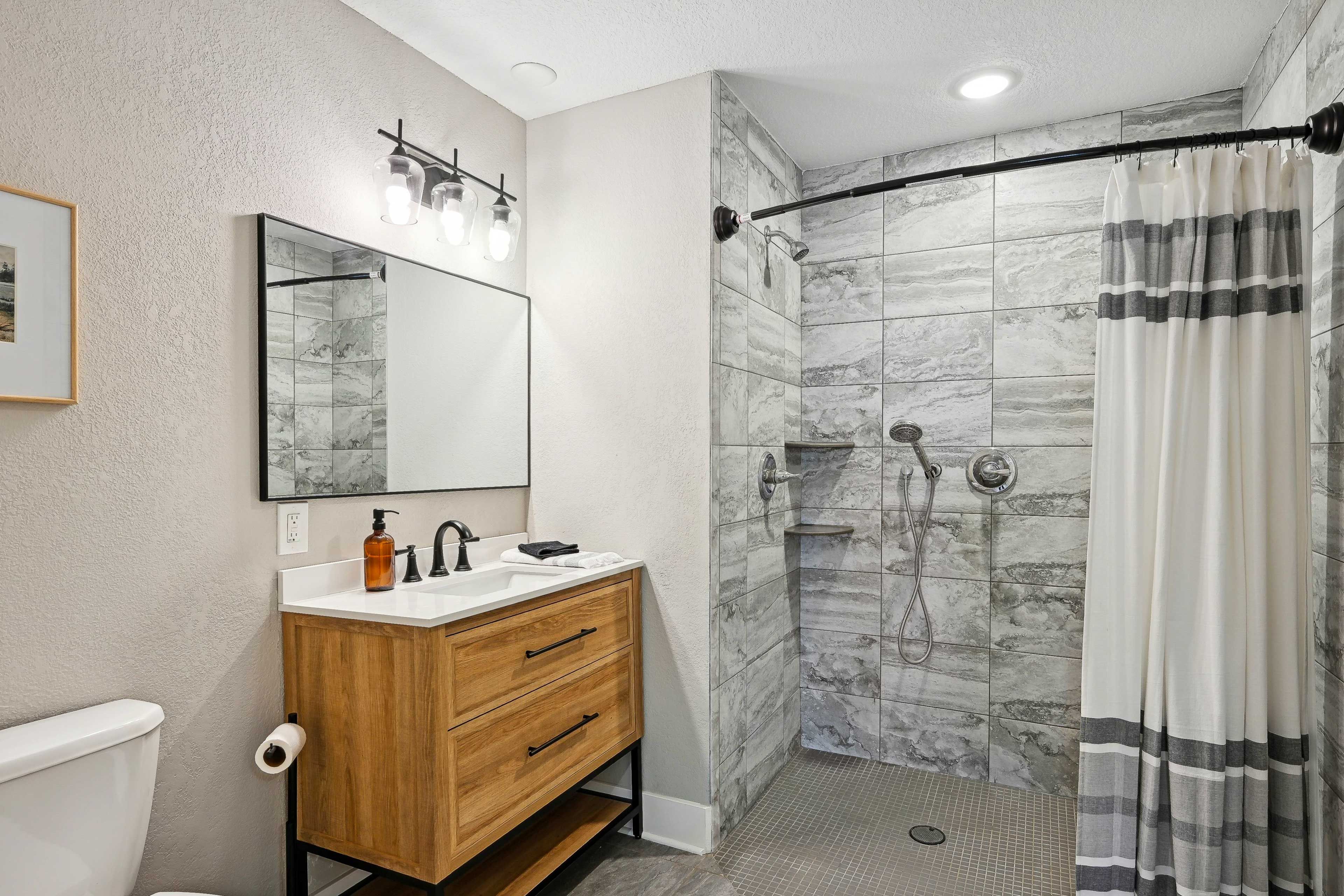 Cabin 2 | Full Bathroom