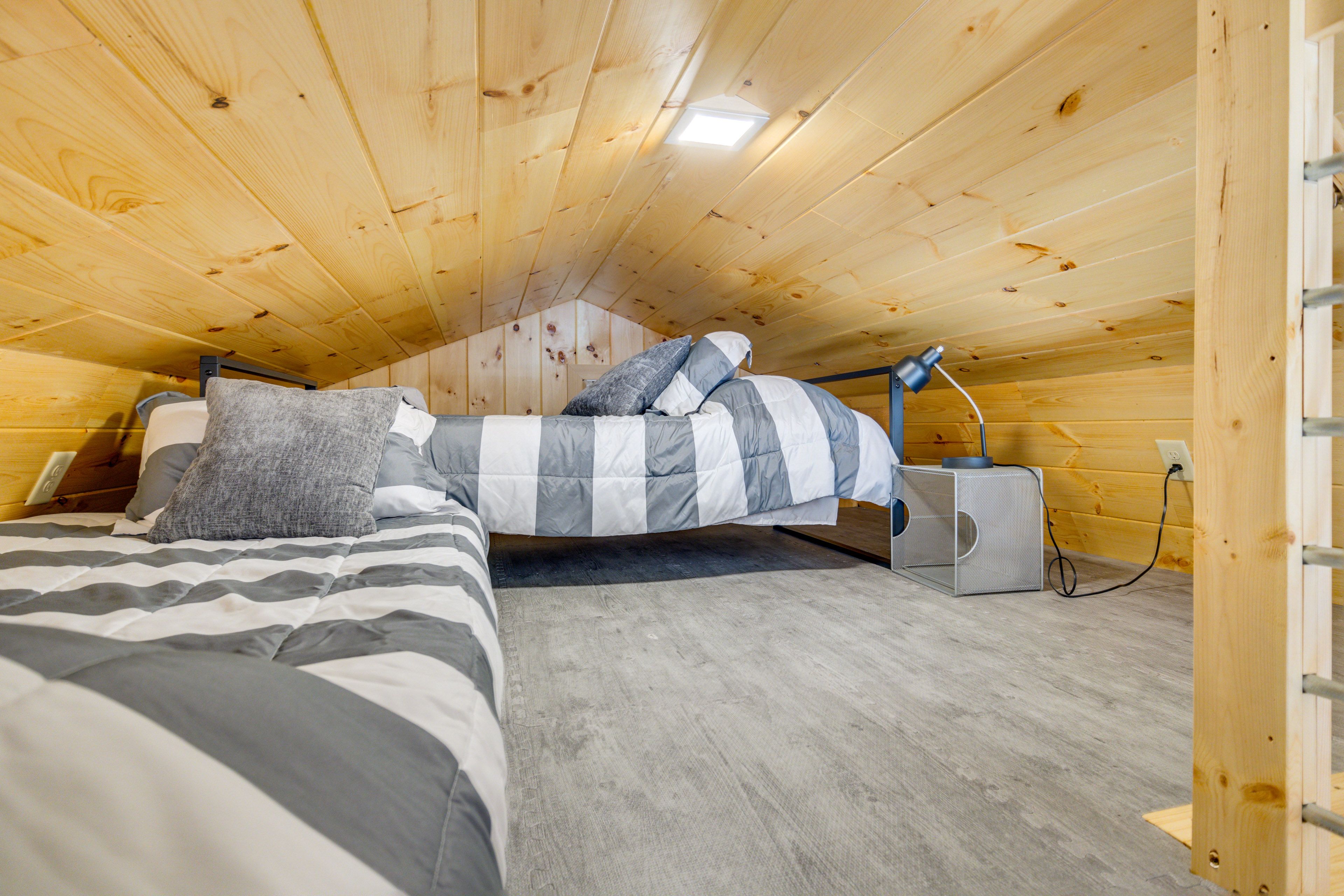 Loft | 2 Twin Beds | 2nd Floor