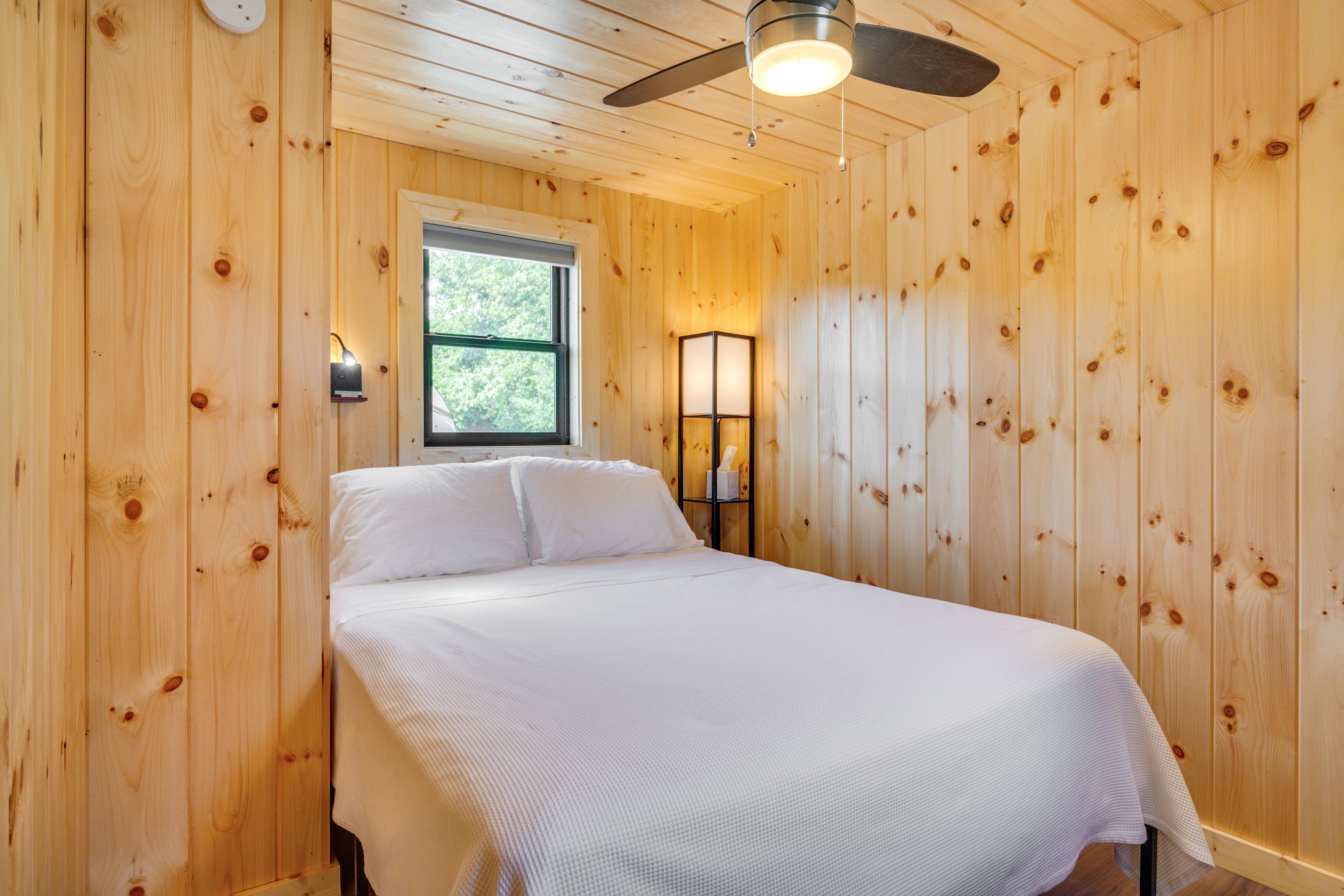 Bedroom | Queen Bed | 1st Floor