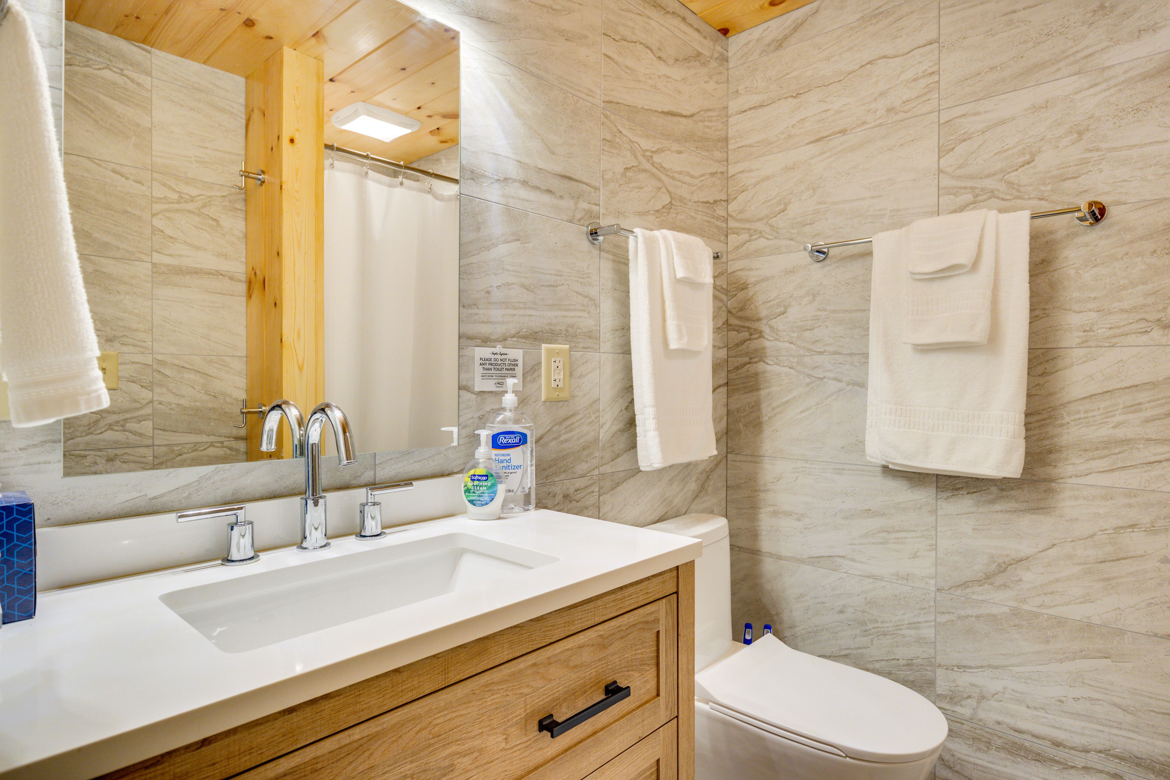 Full Bathroom | Shower | Complimentary Toiletries | 1st Floor