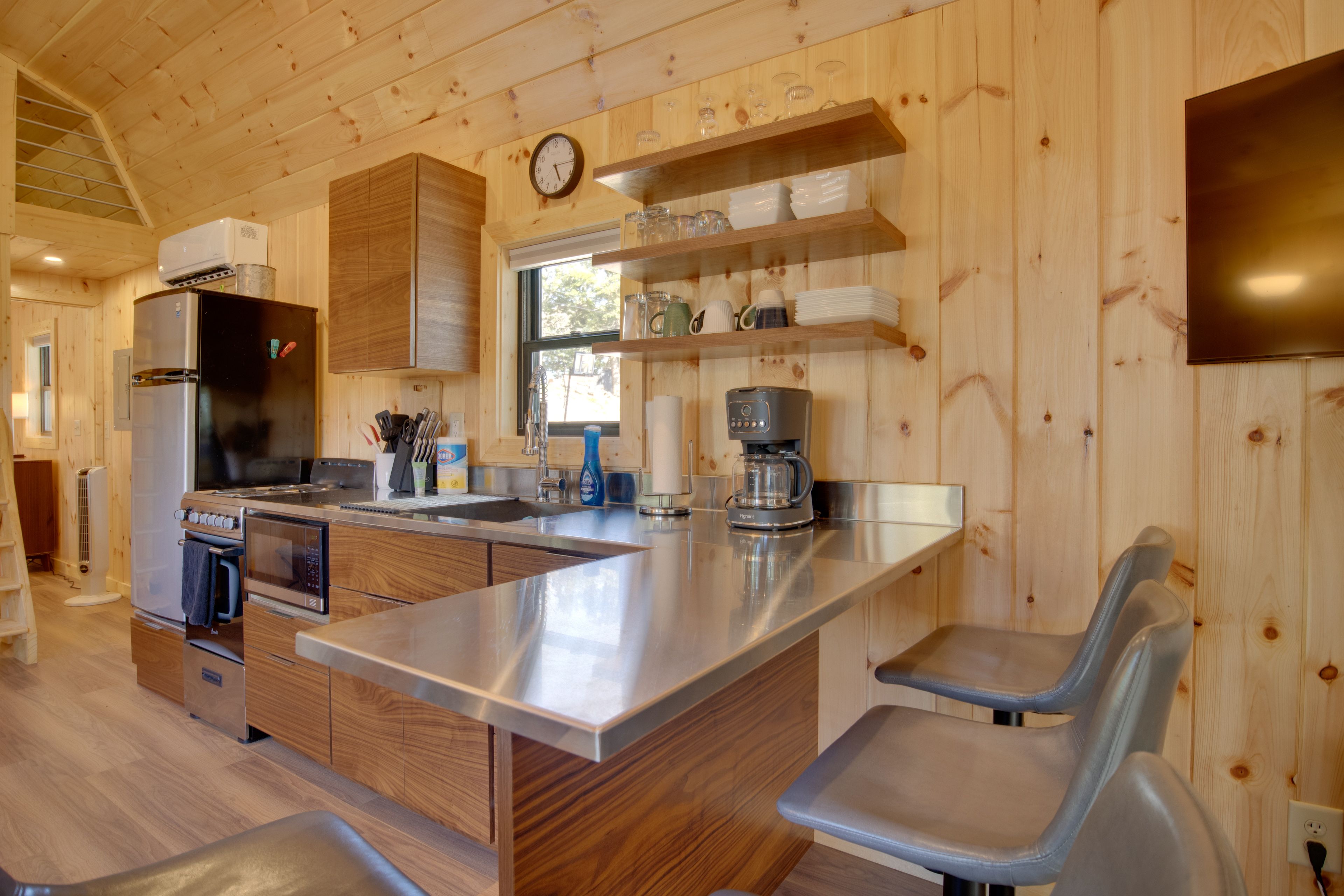 Breakfast Bar | Dishware/Flatware Provided | 1st Floor