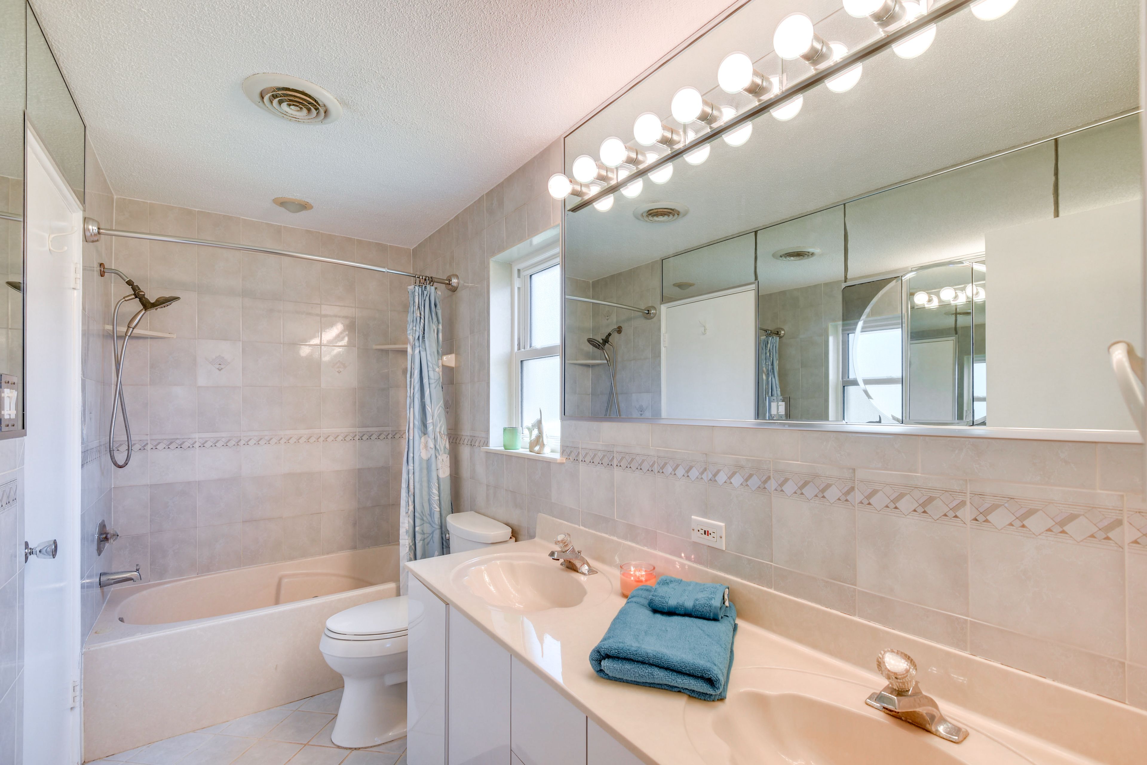 Full Bathroom | Complimentary Toiletries