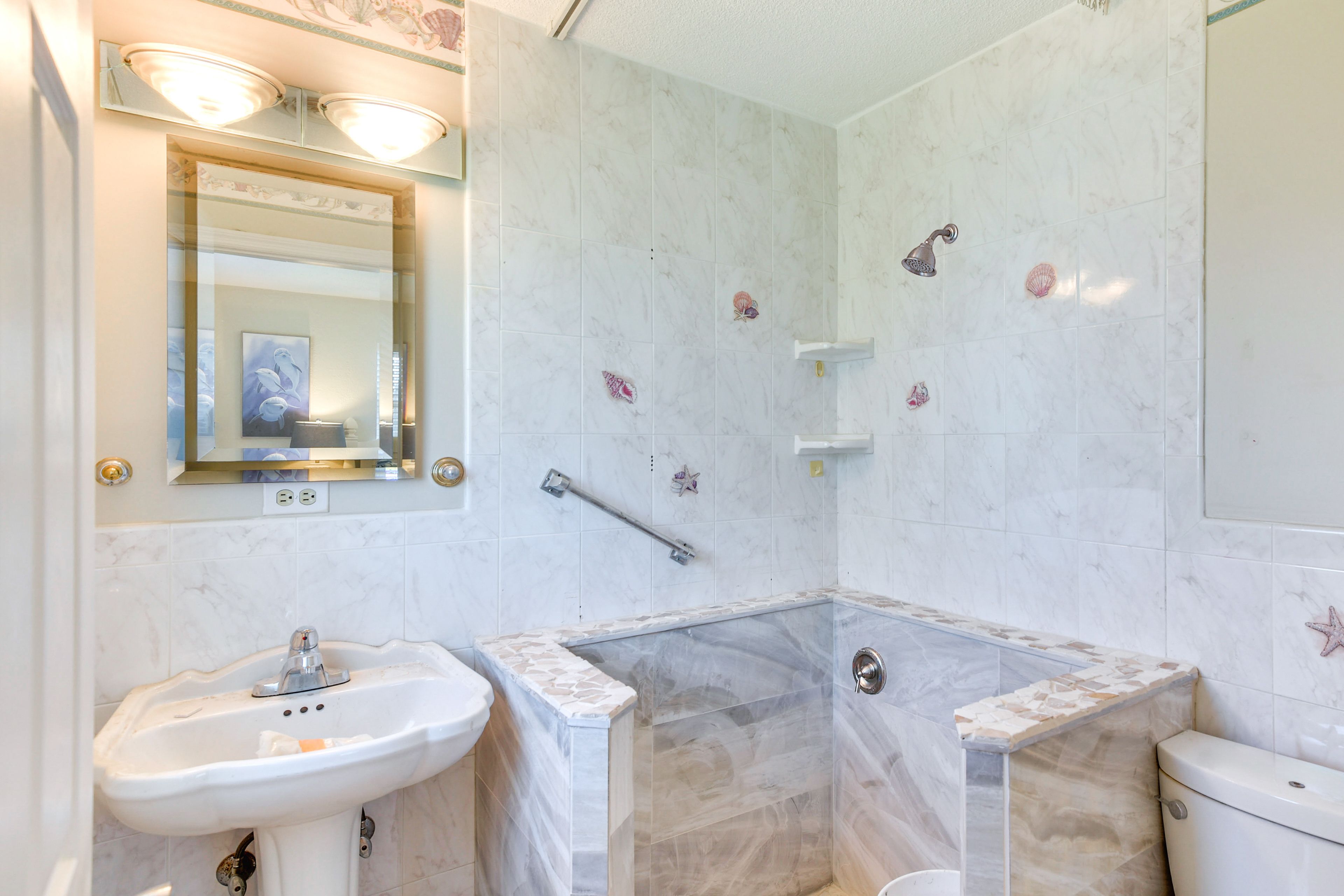 Full Bathroom | Complimentary Toiletries