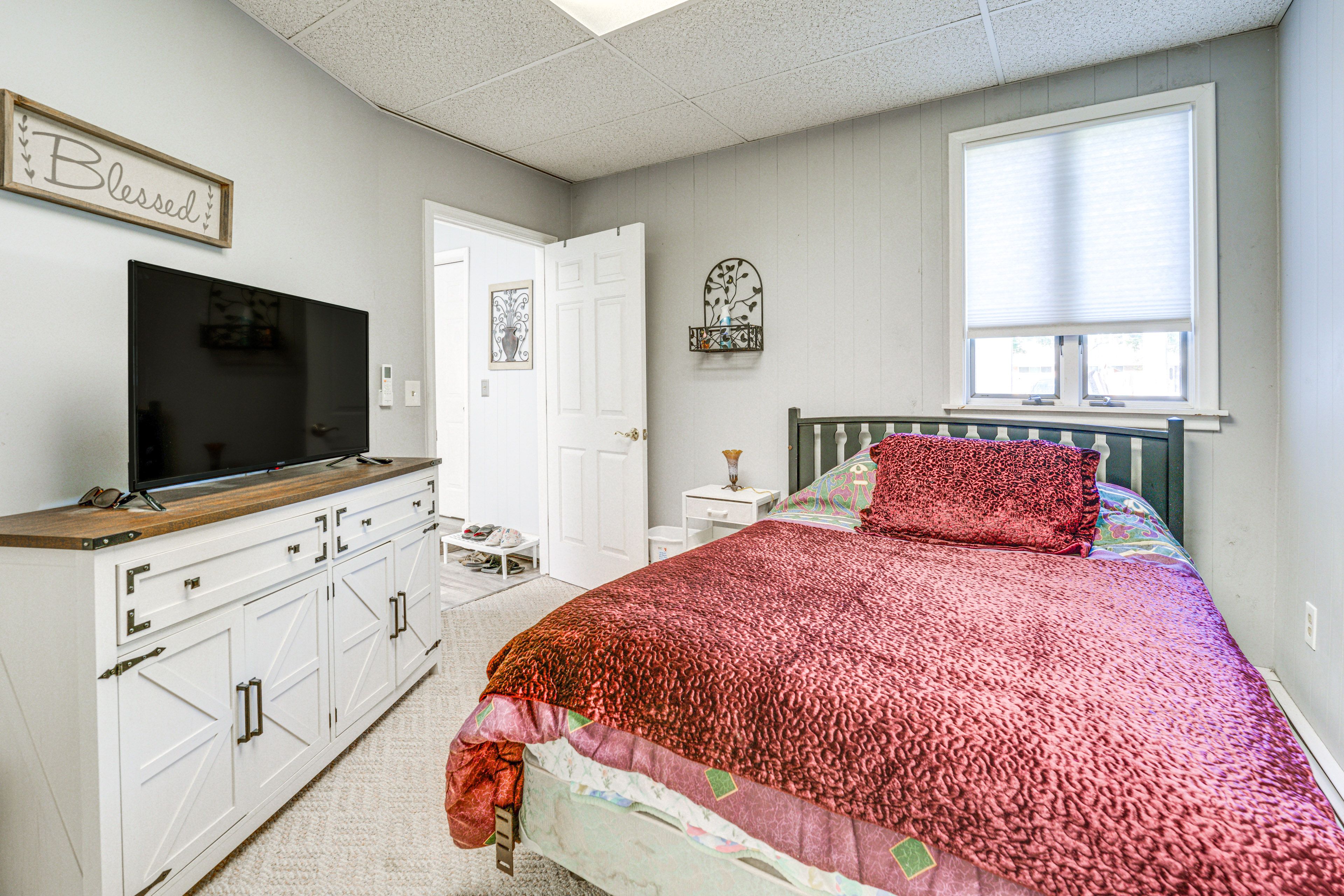 Bedroom 3 | Full Bed | Smart TV | Main Floor